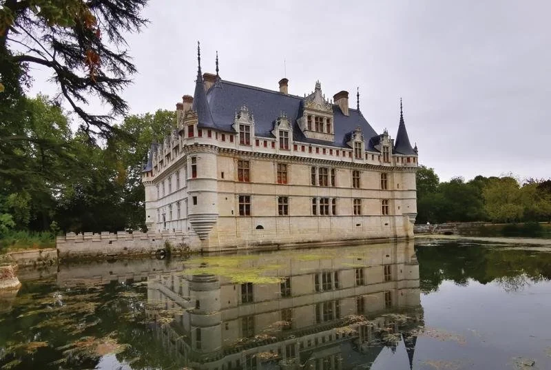 Azay-le-rideau reflects into the water.