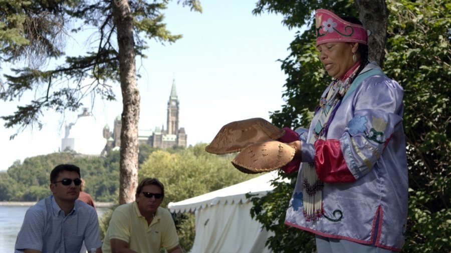 2 men which a demonstration from Indigenous Experiences.
