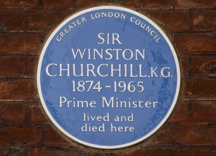 A blue plaque commemorating Winston Churchill in London.