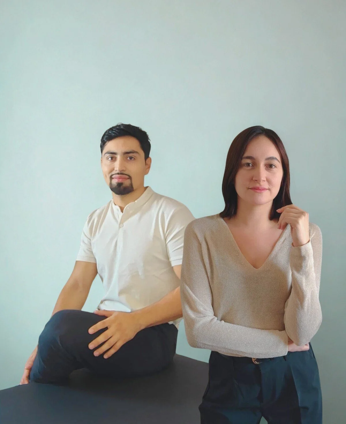 Oriana Gobin y Victor Rodea, fundadores de Innato Equilibrium, en Puebla. Ella de pie, y Victor sentado, en un ambiente profesional y cálido que refleja el compromiso con tu bienestar.