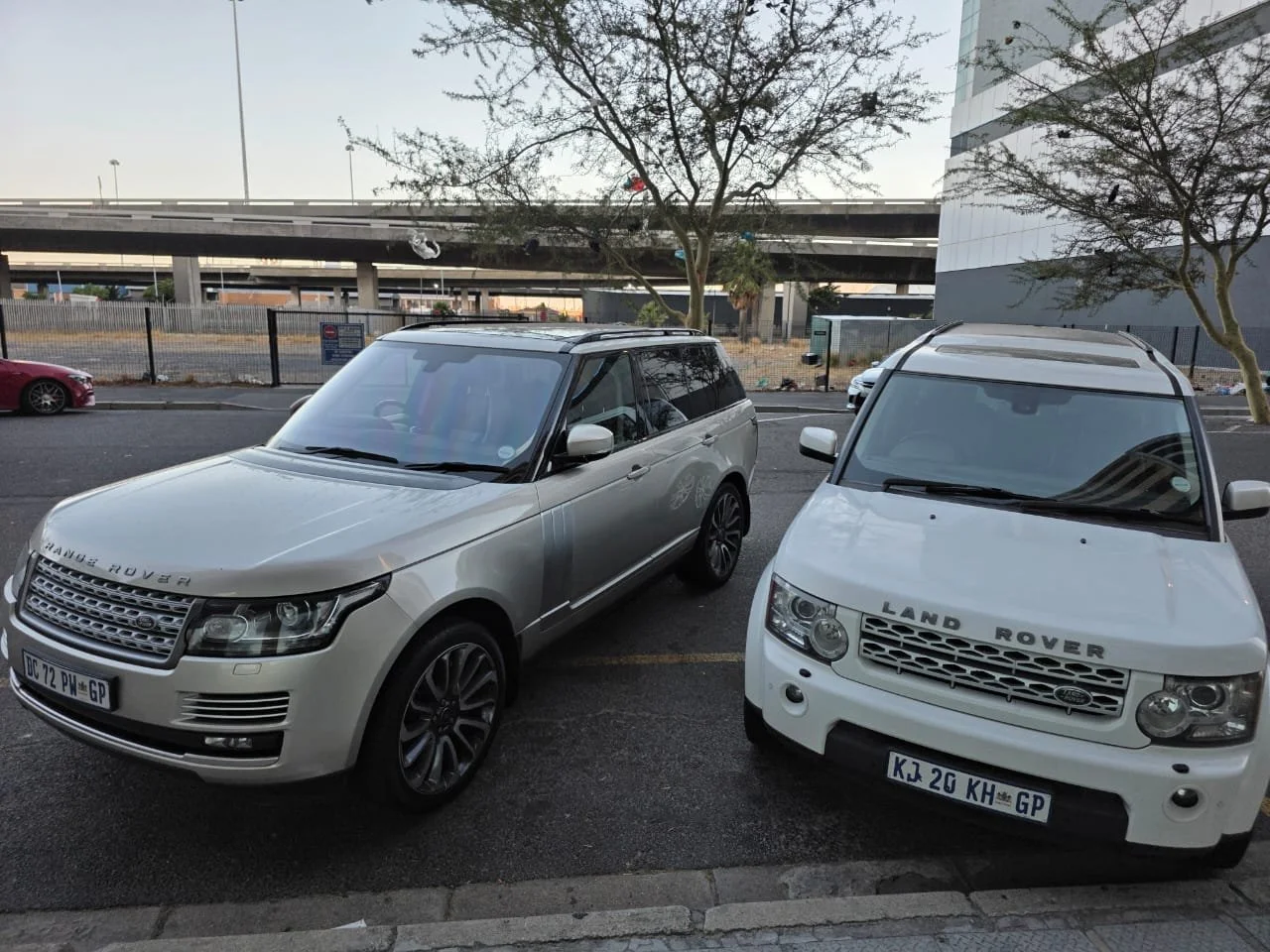 Safe Luxury SUV Land Rover To Rent.