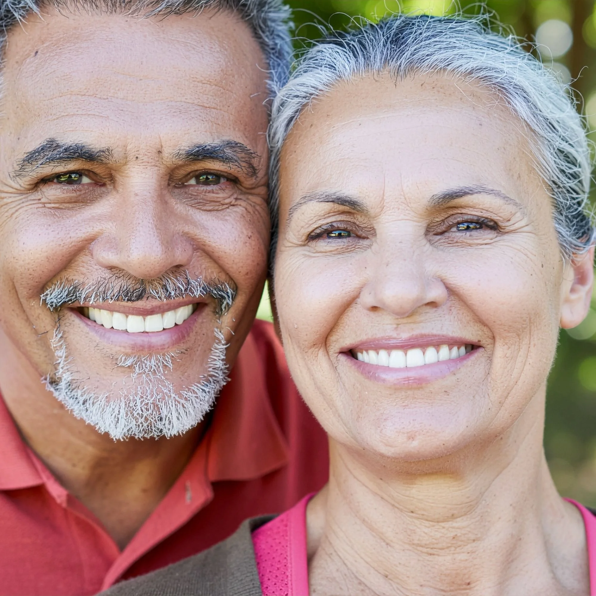 Photo avec un homme et une femme côté à côté qui sourient