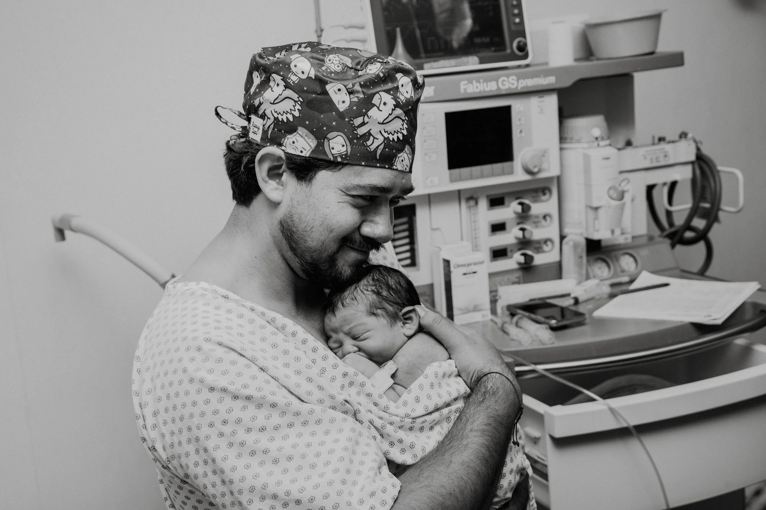 Sesión de fotos en quirófano donde el padre conoce por primera vez a su bebé