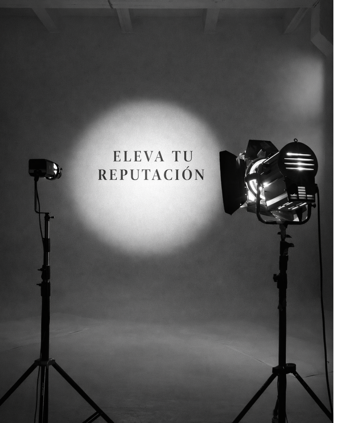 Spot de estudio con dos luces y la frase en la pared que dice 'Eleva tu reputación'.