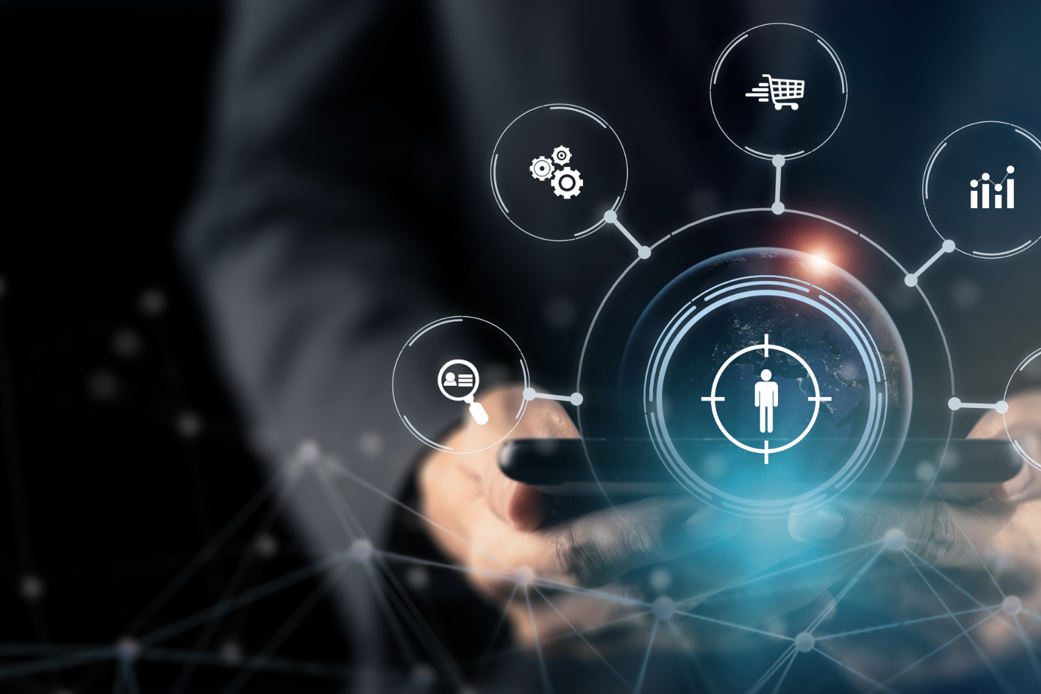 Une main tenant un smartphone avec des icônes holographiques représentant des données personnelles, un graphique, un panier d'achat et des icônes de gestion