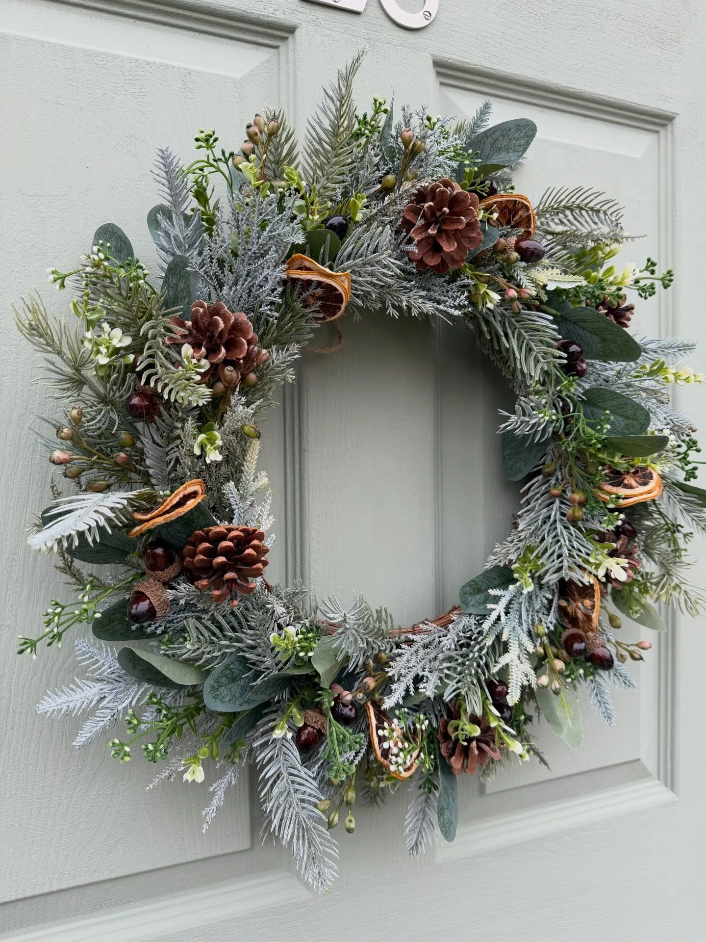 Sold out! Most of the remaining wreaths are ready to send with free delivery this one will be on its way tomorrow morning - links in bio