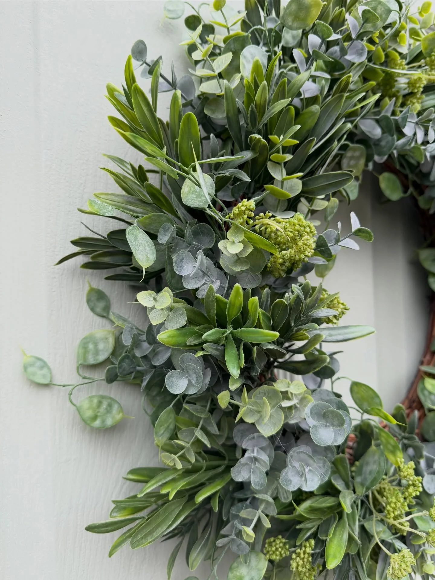 I love a botanical wreath just full of lush greenery 💚🍃 this wreath will be available later today - link in my bio