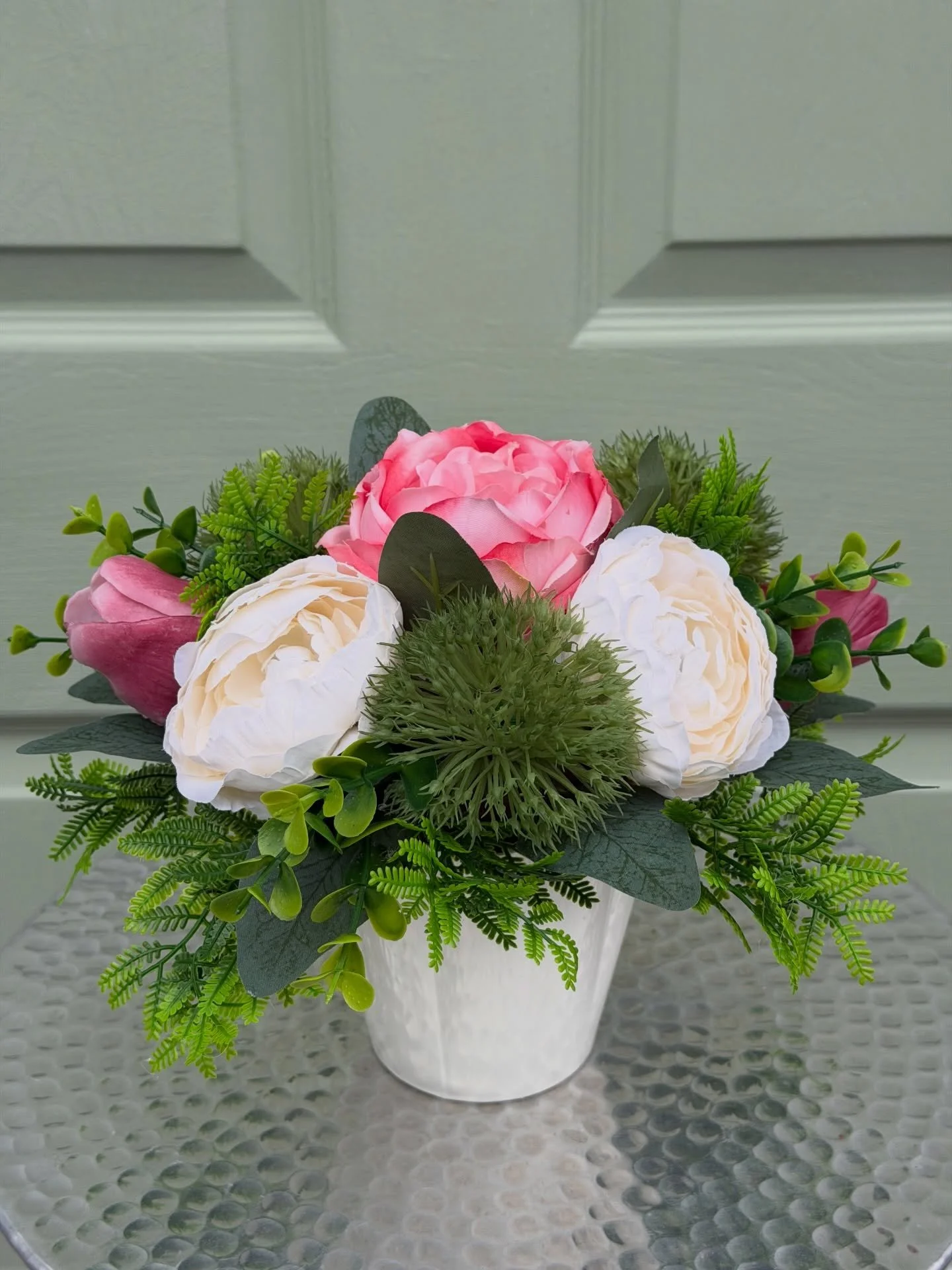 Hope your having a lovely Monday - I&rsquo;ve been having fun with some arrangements today - I will put them on the website later this week so keep an eye out for them