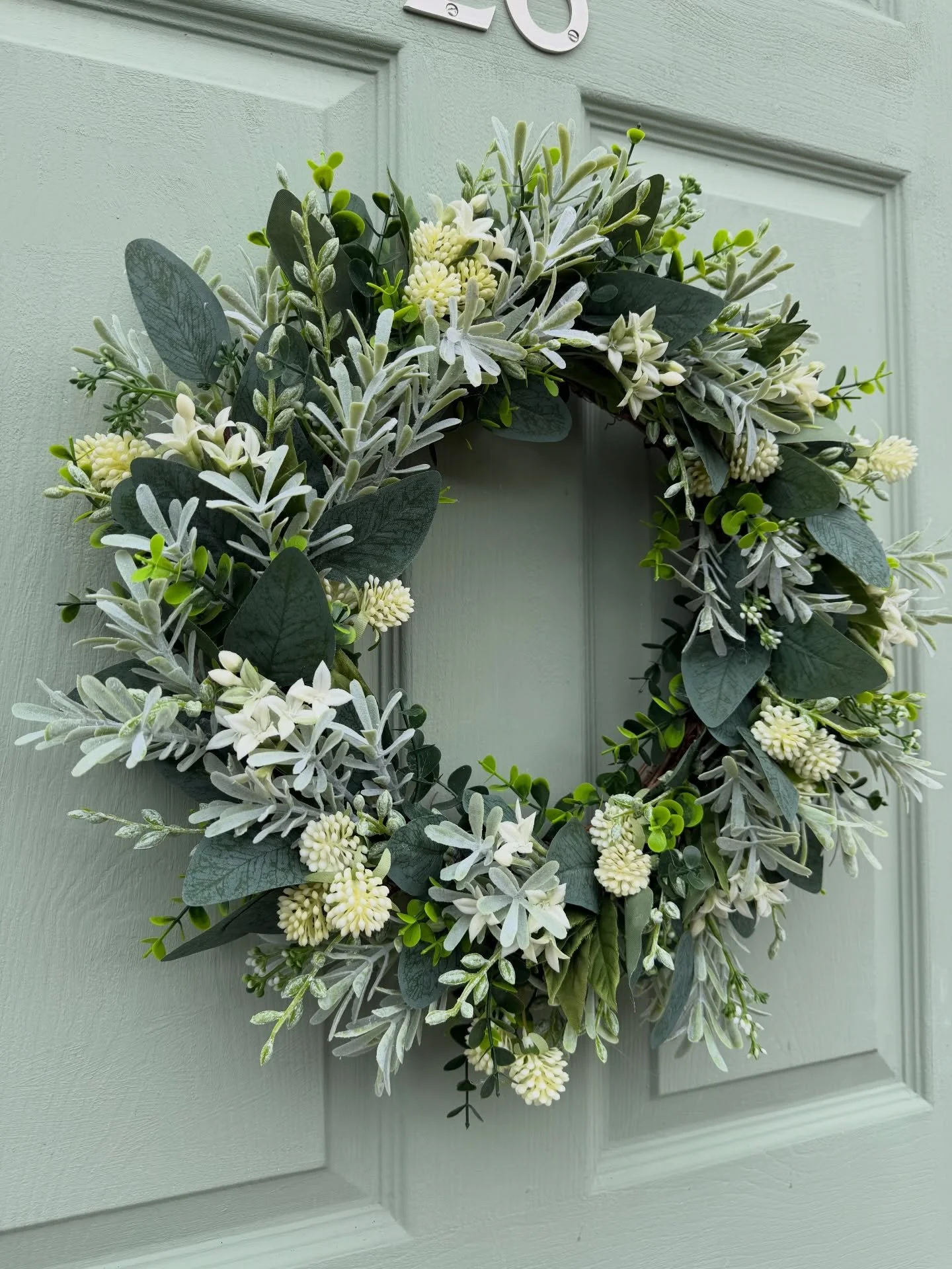 Hope your having a great Monday! - the rain stopped just long enough for me to get some photos of this wreath - it will be listed later today - 🔗link in bio to my Etsy shop and website