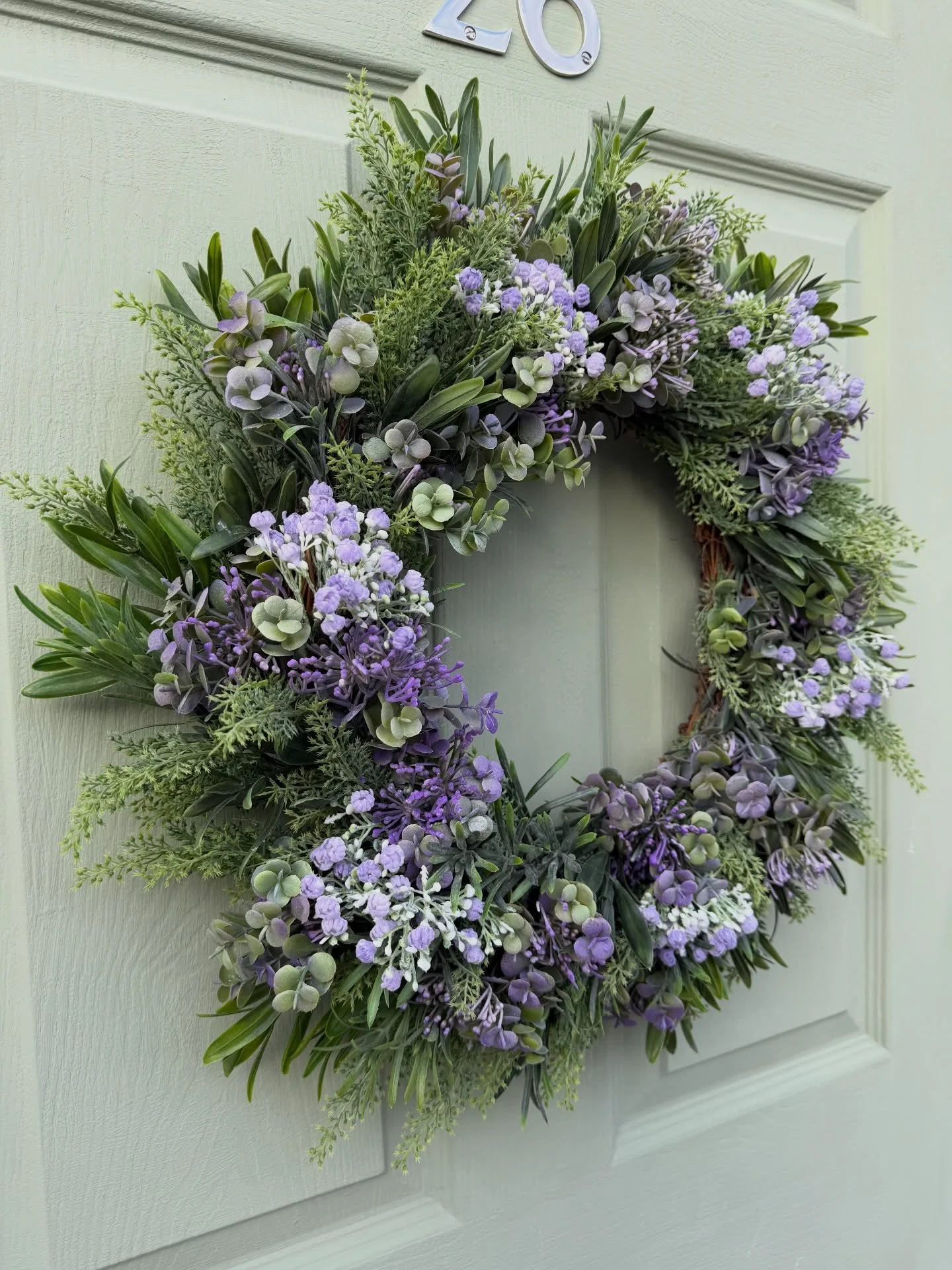 This wreath comes in 3 different colours lilac 💜, white 🤍 and orange 🧡 which one is your favourite? Links 🔗 in my bio