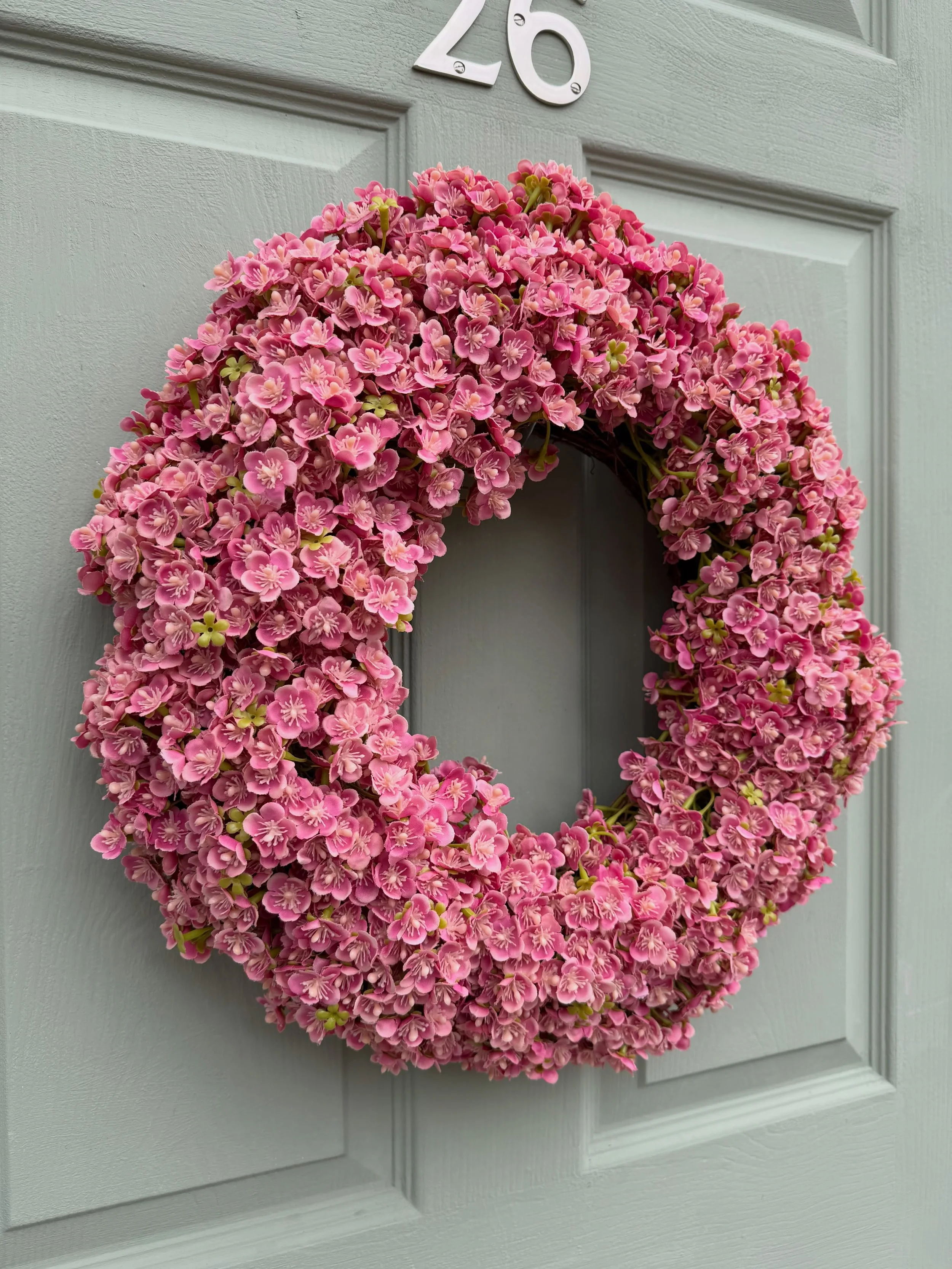 🌸 This beautiful wreath will be on  my website and my Etsy shop later today - link in my bio