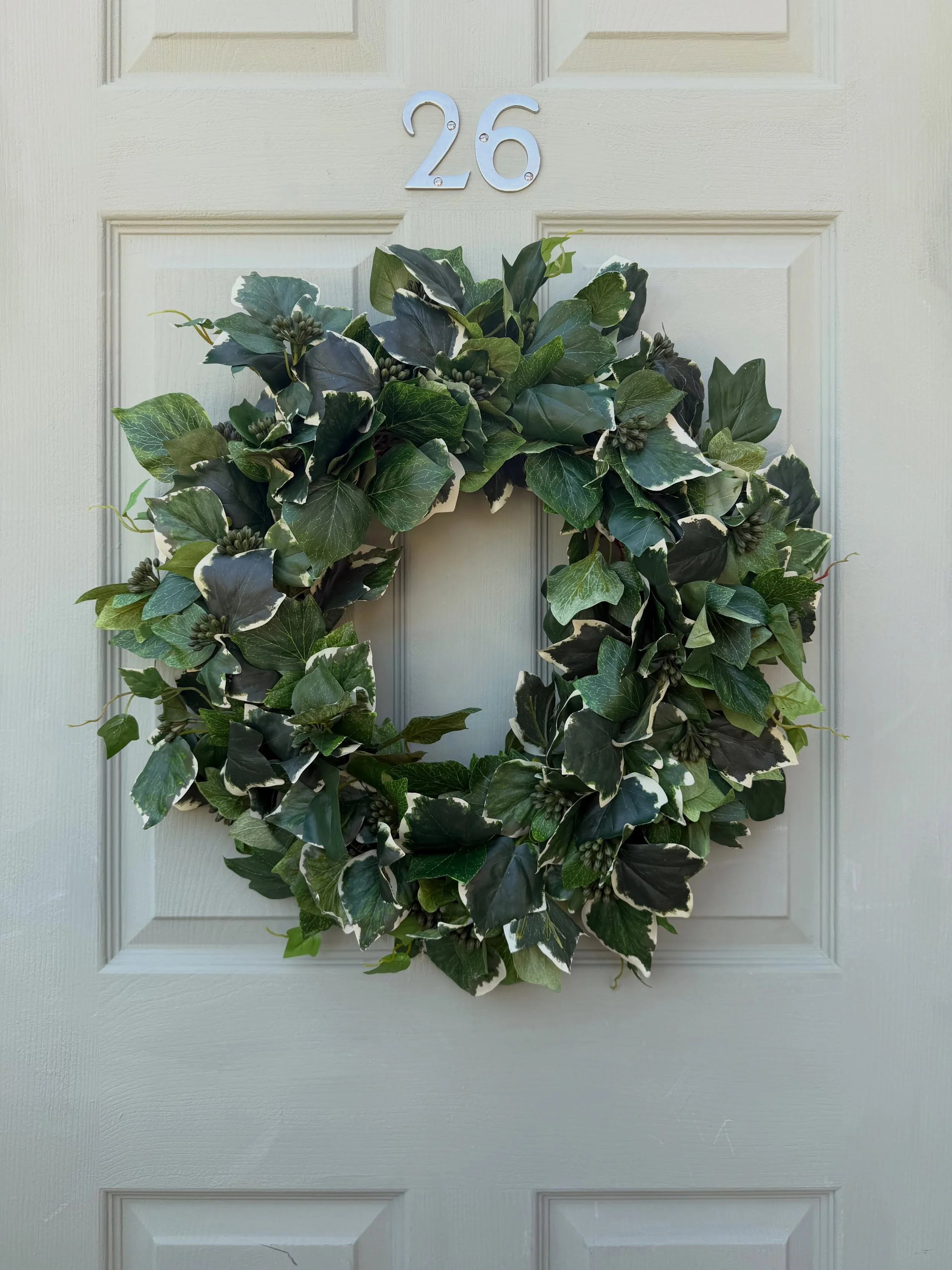 Hope you are having an amazing bank holiday weekend - you know I love a greenery wreath and this one is my new favourite - link in my bio to my Etsy shop and website