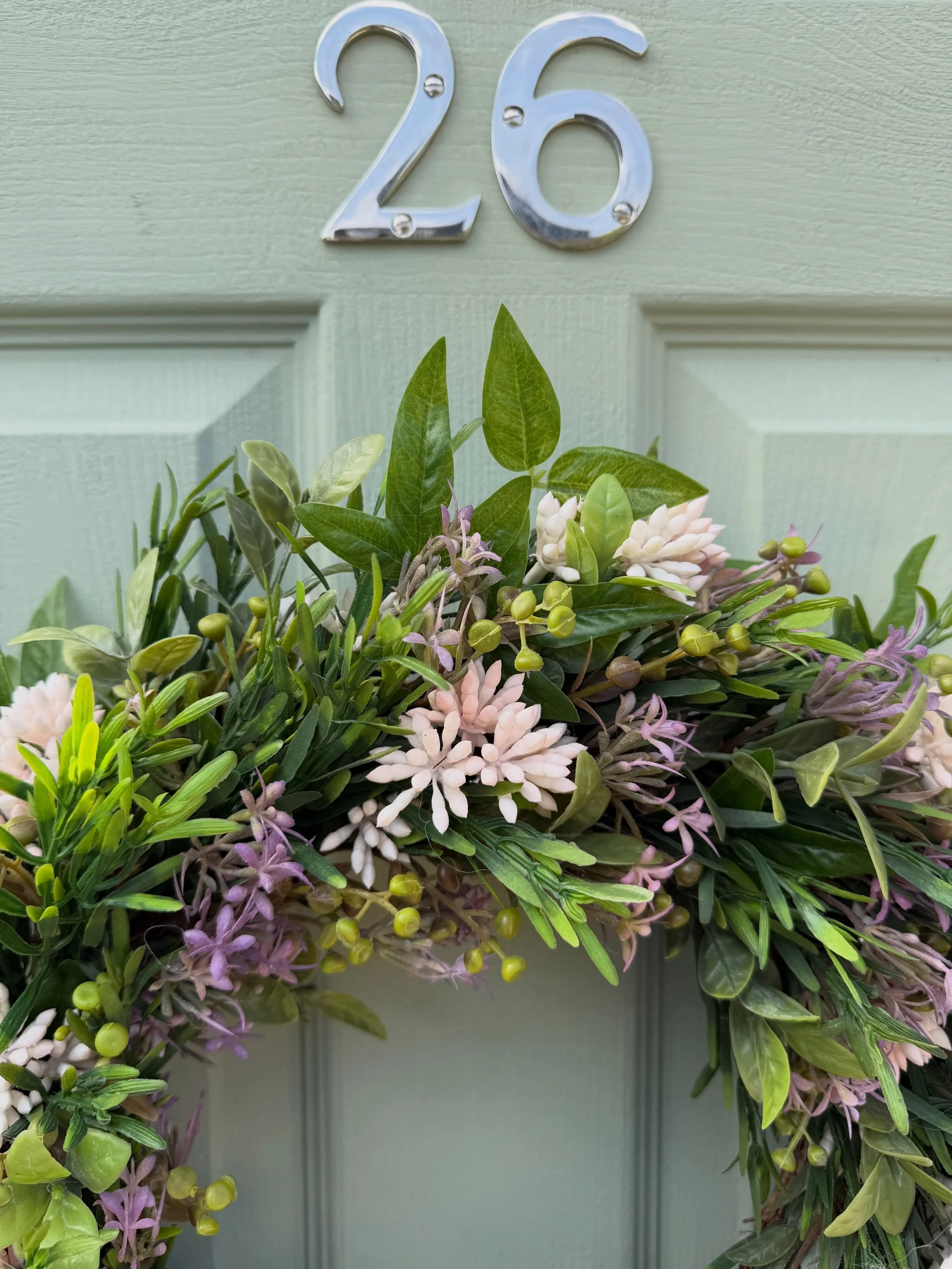 Happy Sunday - Hope your having a great weekend - new one of kind wreath now available on both my website and my Etsy shop - once it&rsquo;s gone that&rsquo;s it so don&rsquo;t wait to long to pop in in your basket - link in my bio