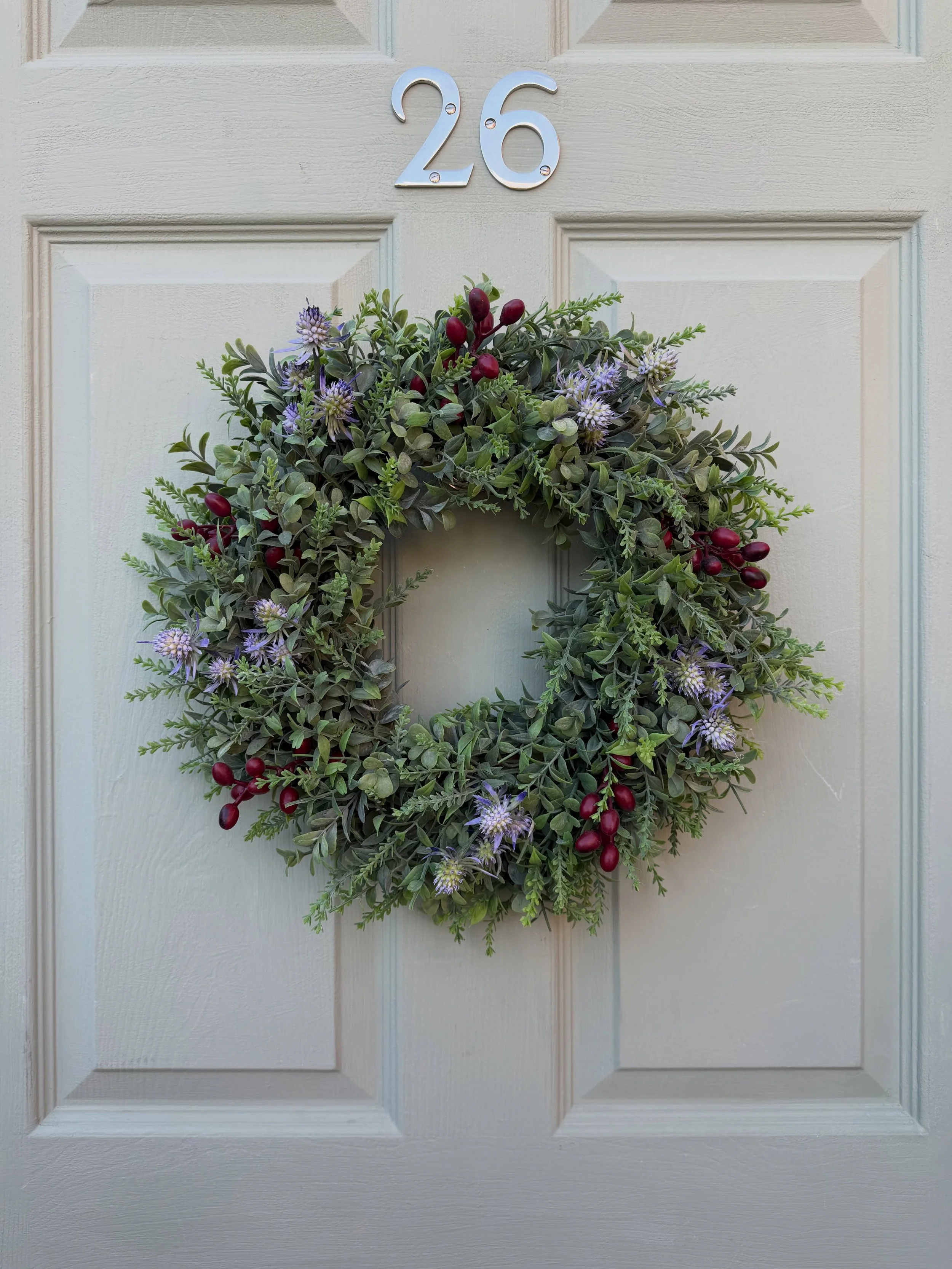 Smaller wreath that is perfect to have on the dinner table with a candle nestled inside - link in bio to website and Etsy shop