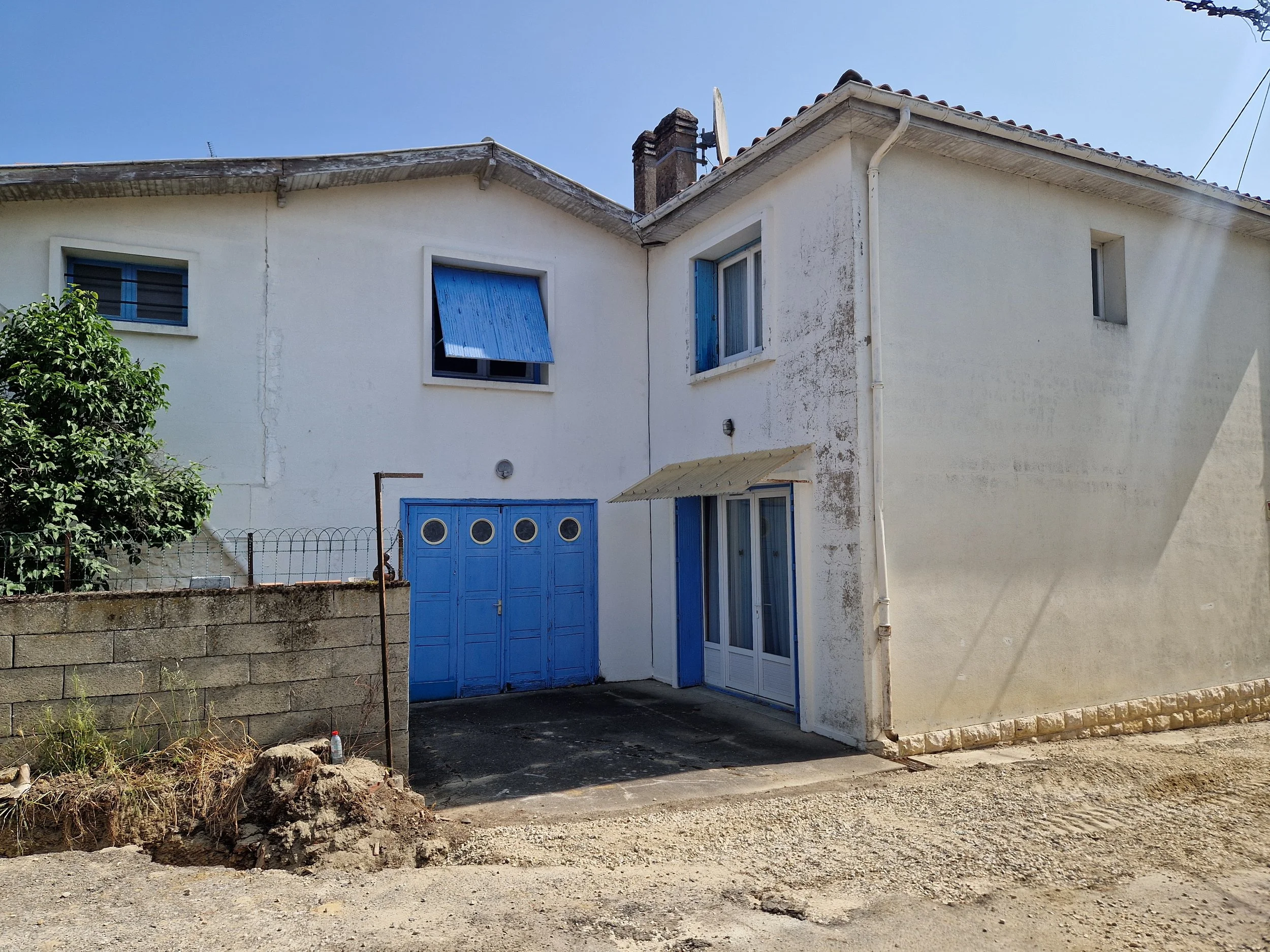 Maison de village avec studio, hangar et jardin