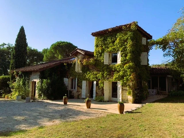 Maison ancienne en pierre avec tour, jardin et terrain arboré, proche de Mauvezin