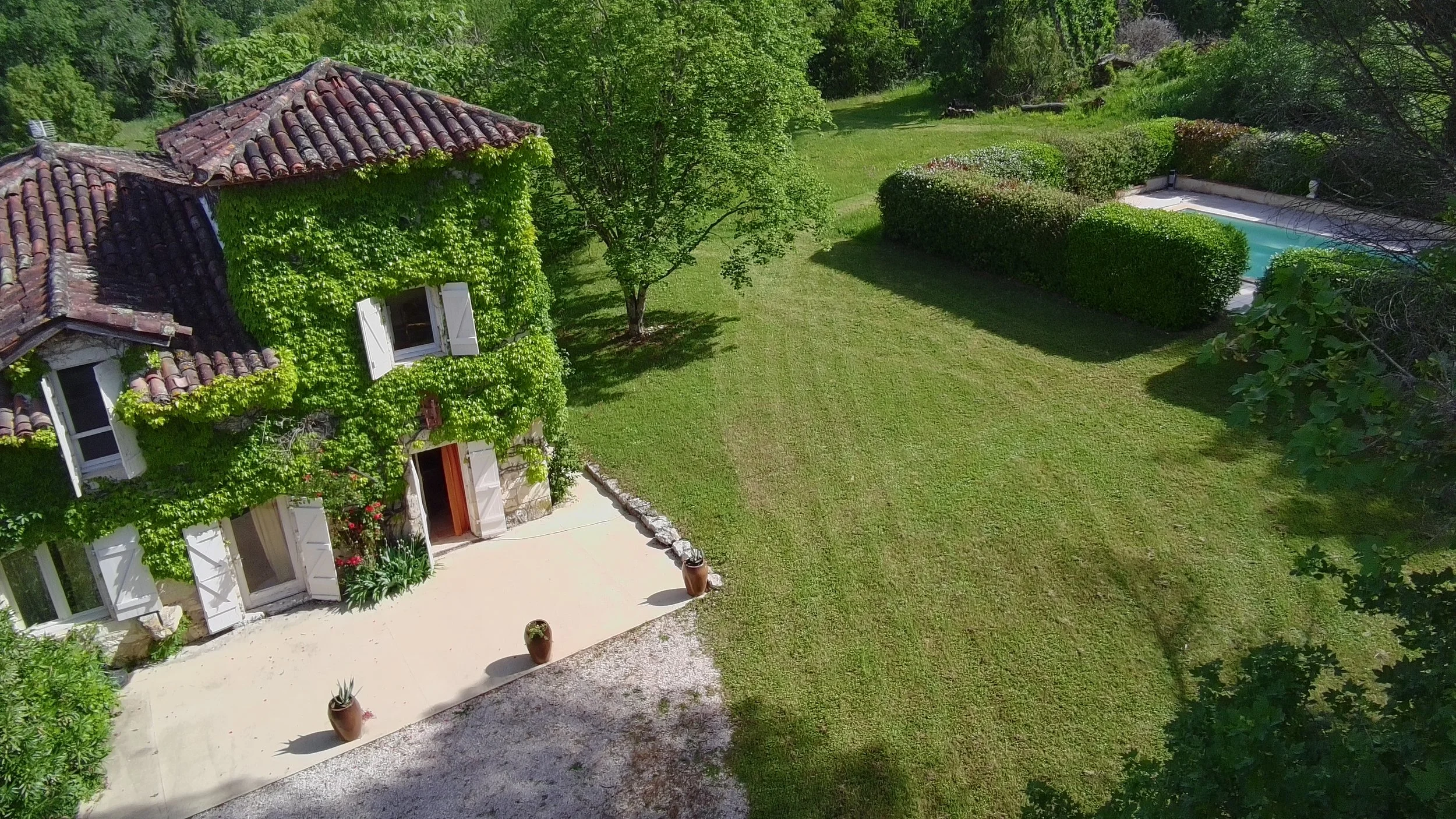 Maison ancienne en pierre avec tour, jardin et terrain arboré, proche de Mauvezin
