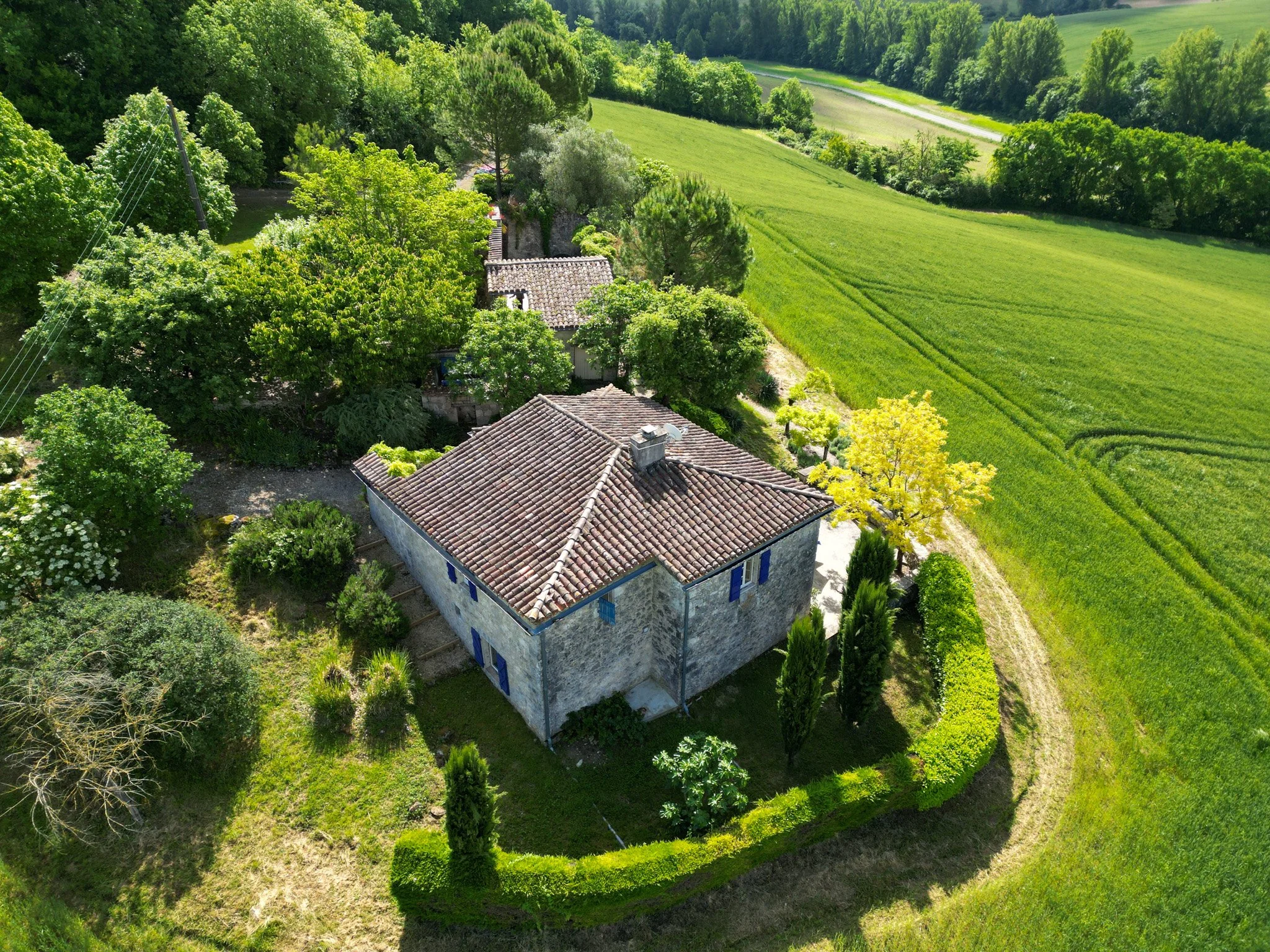 Maison de caractère en pierre avec terrain et vues dégagée