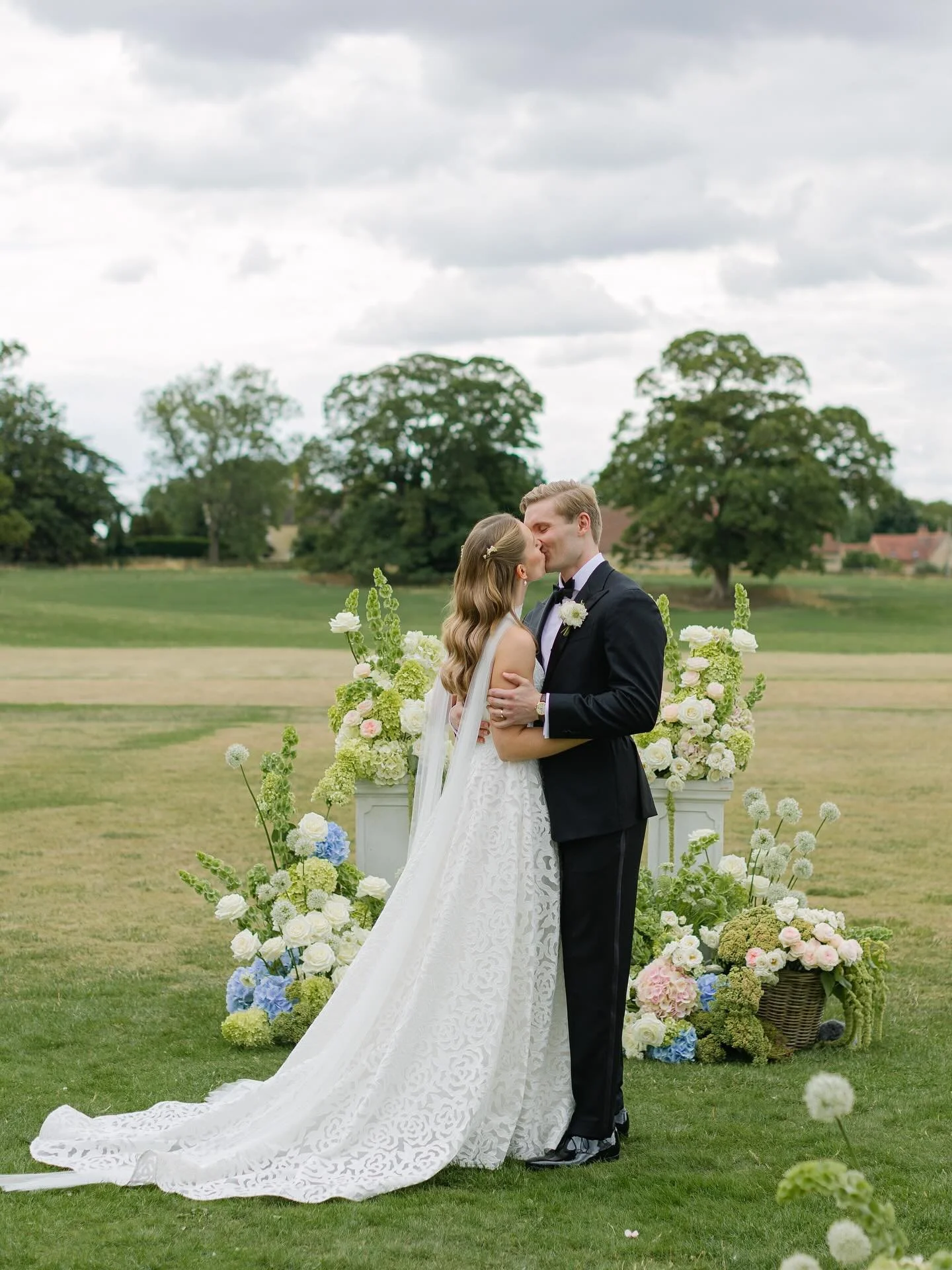 M &amp; K 

A truly stunning day for the lovely M&amp;K at Hinwick House. With every detail thought of, M&amp;K celebrated surrounded by elegance. P.S can we just take a moment for the amazing sheep!🤍 

Venue @hinwickhouse 
Photography @wild_fern_ph