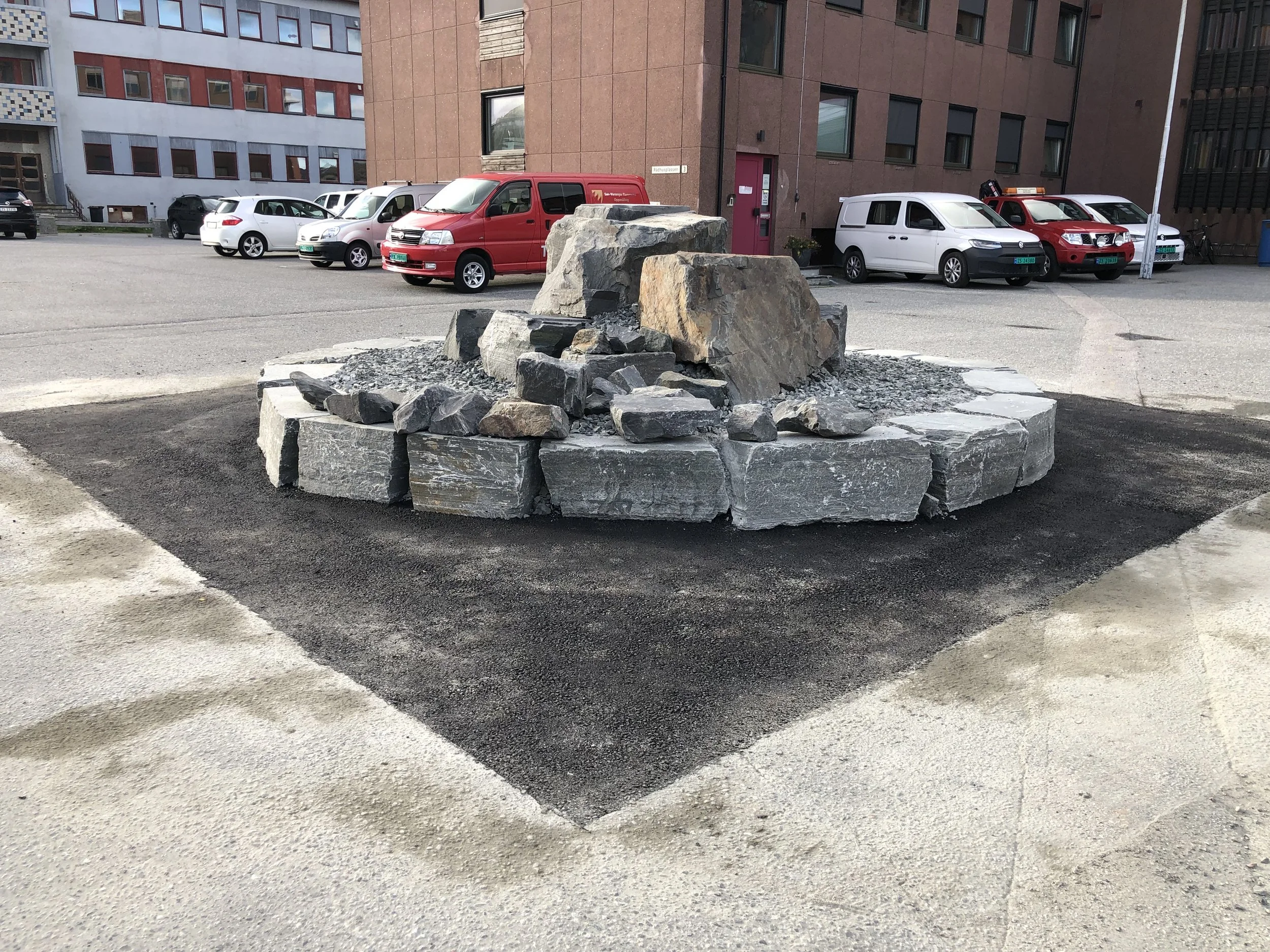 Asfalt på plass og alt klargjort for montering av figurene og fanen.