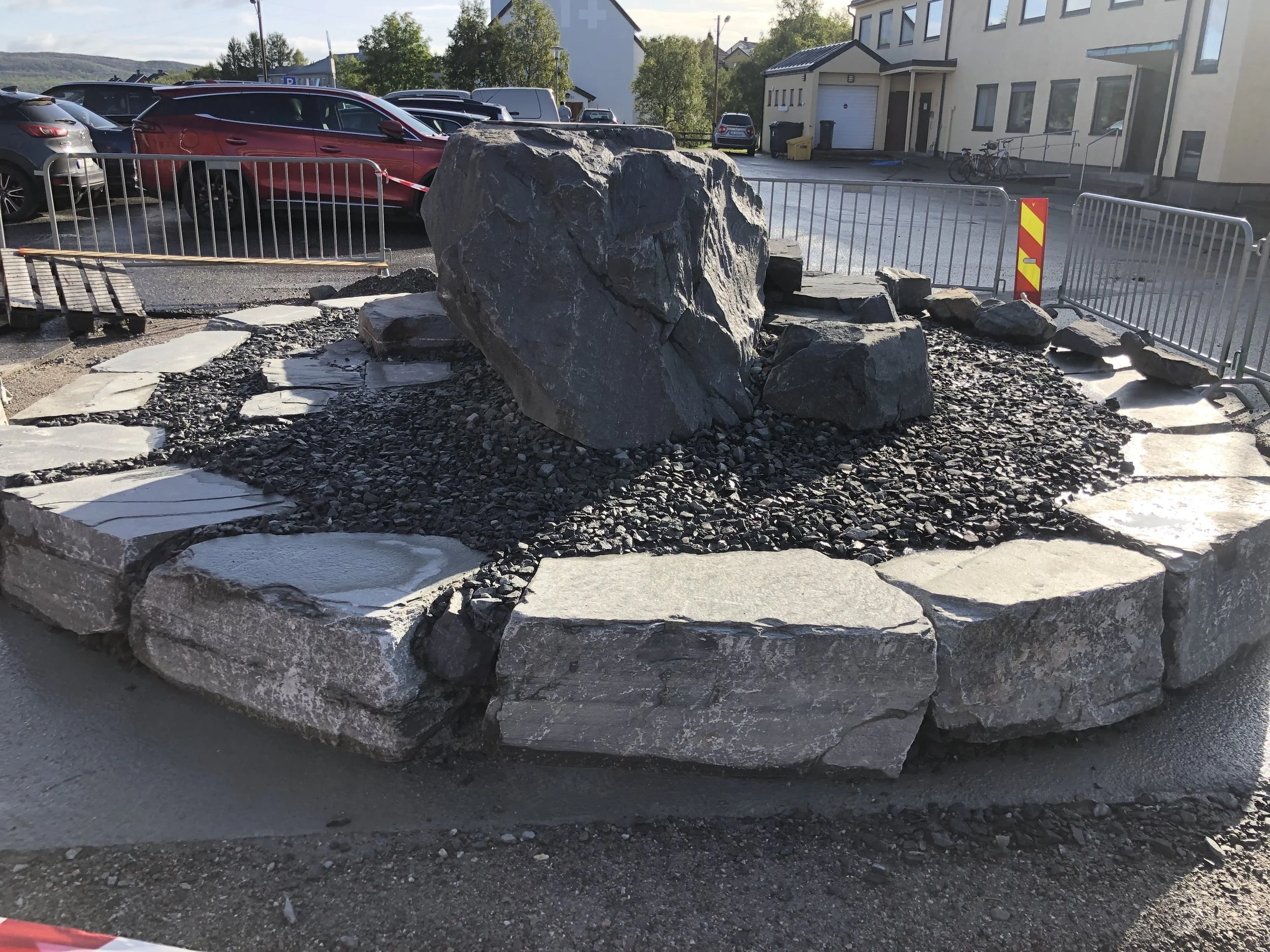 Fundamentet fylt med grus fra gruva i Bjørnevatn. Klargjort for å plassere fanen og figurene på plass.