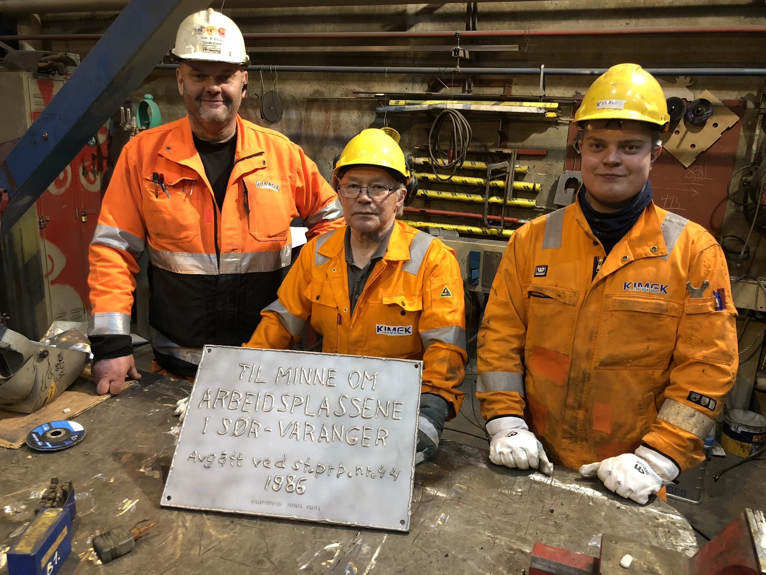 Sveising av ny stålplate til malmsteinen hos ​Kimek i Kirkenes