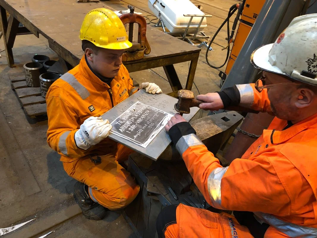 Tekst bankes på plass!