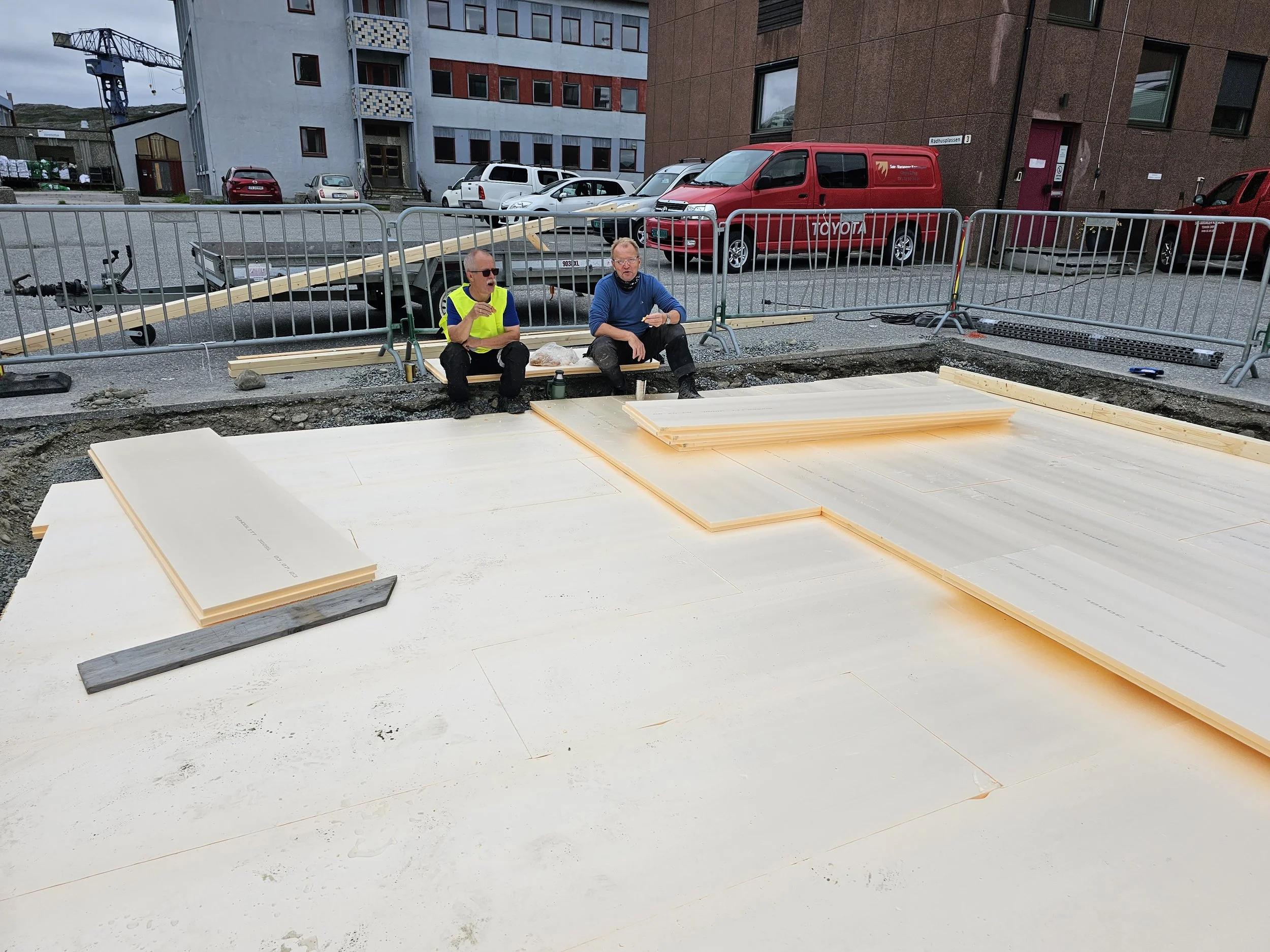 Charles Mortensen og Harry Marjavara har lagt isolasjon i bakken under fundamentet.
