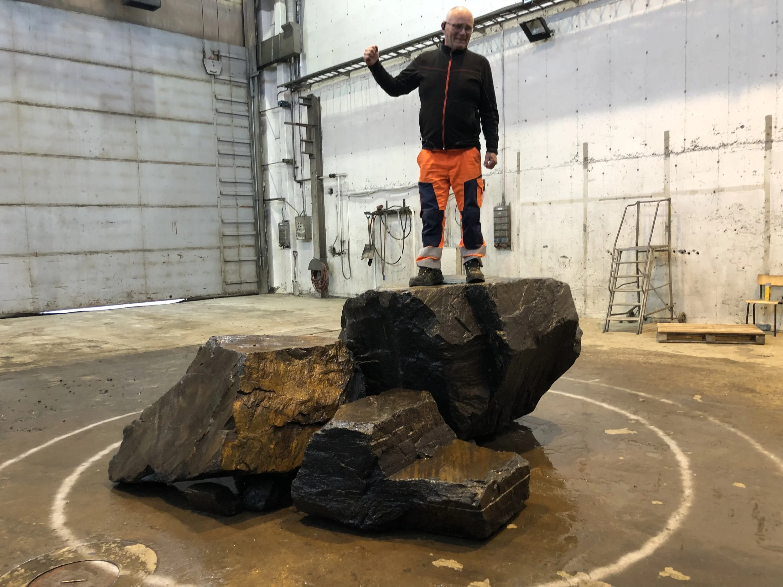 Trond Ihler poserer på fundamentet.