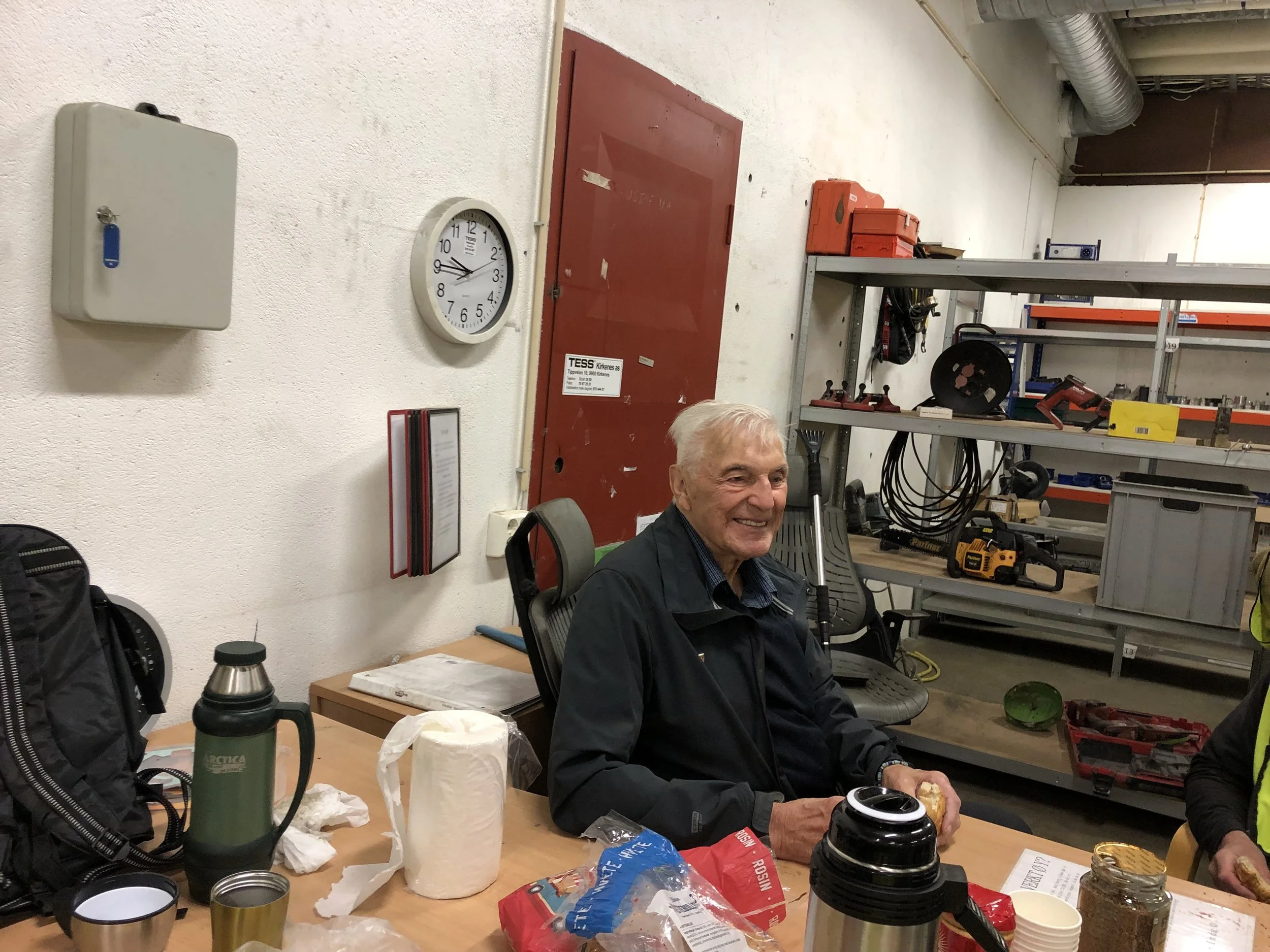 Jostein Eliassen under en pause i arbeidet. Jostein var med som guide i gruva under letinga av malmblokker.