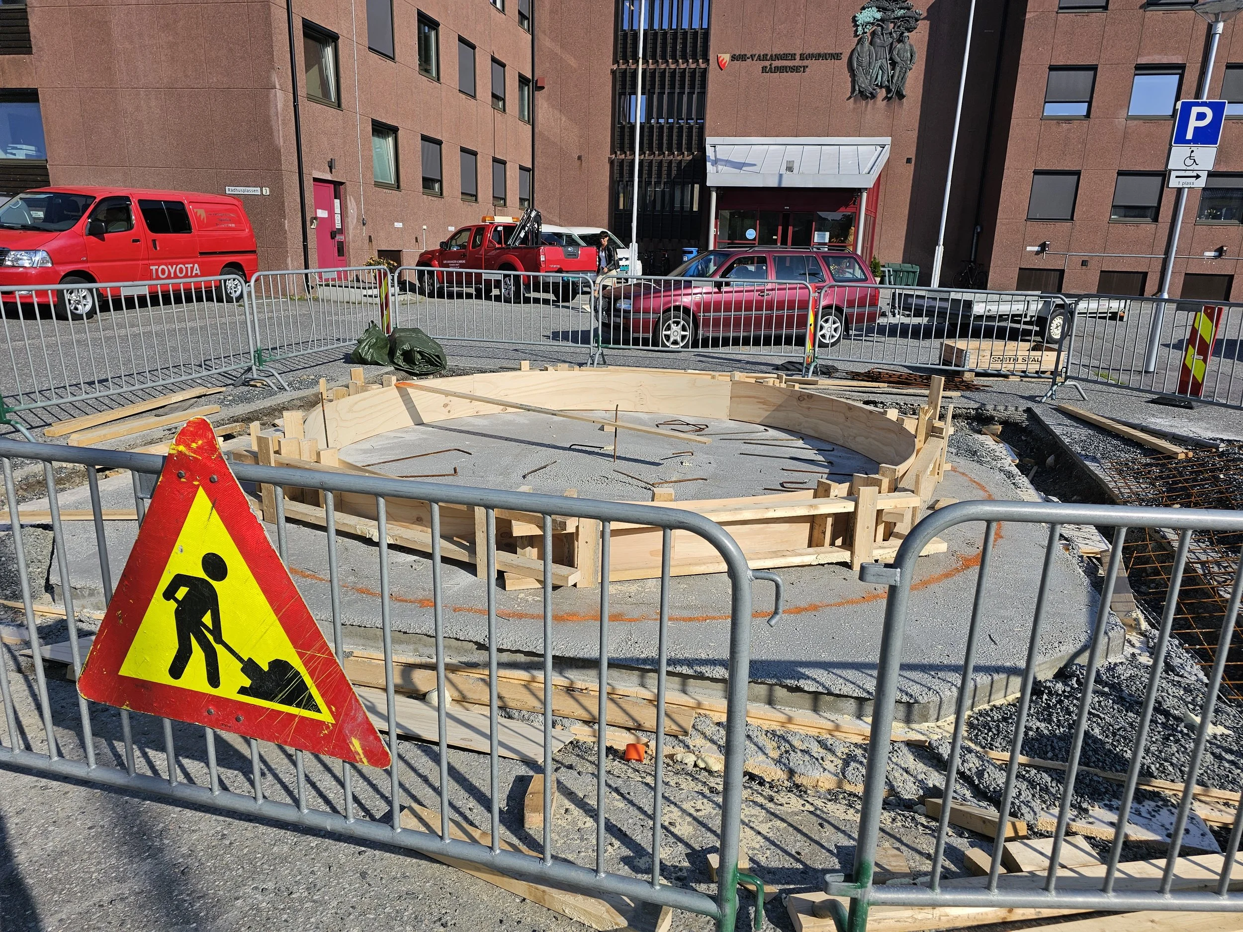 Forskalingsarbeidet til fundamentet er i gang. Harald Marjavara var ansvarlig for snekkerarbeidet.