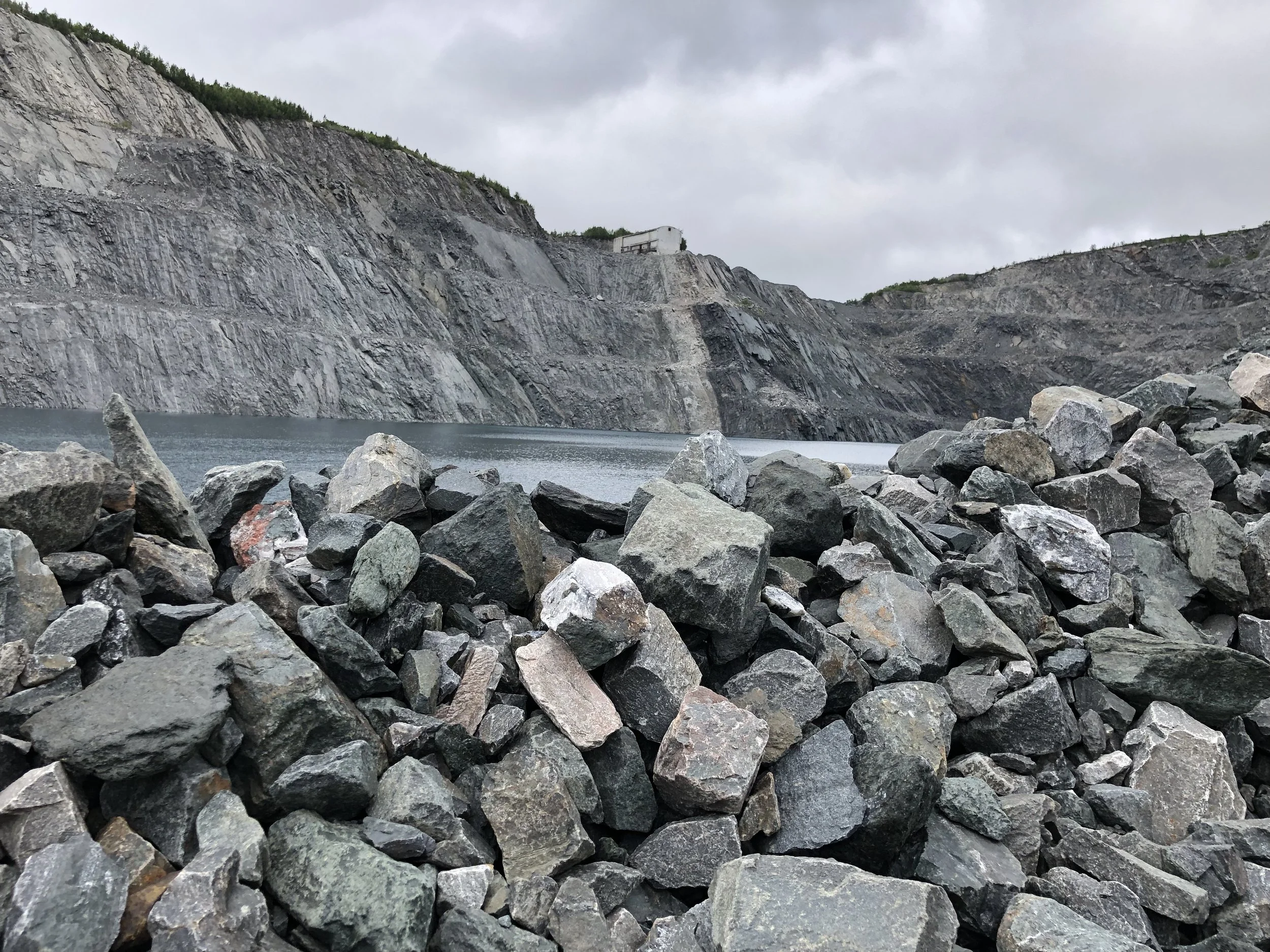 Her et bildet tatt nede i Vestmalmen. Til venstre i bildet ser vi at veggen i bruddet er helt slett. Det er derfor ikke mulig å kjøre ned i bruddet på denne siden. 