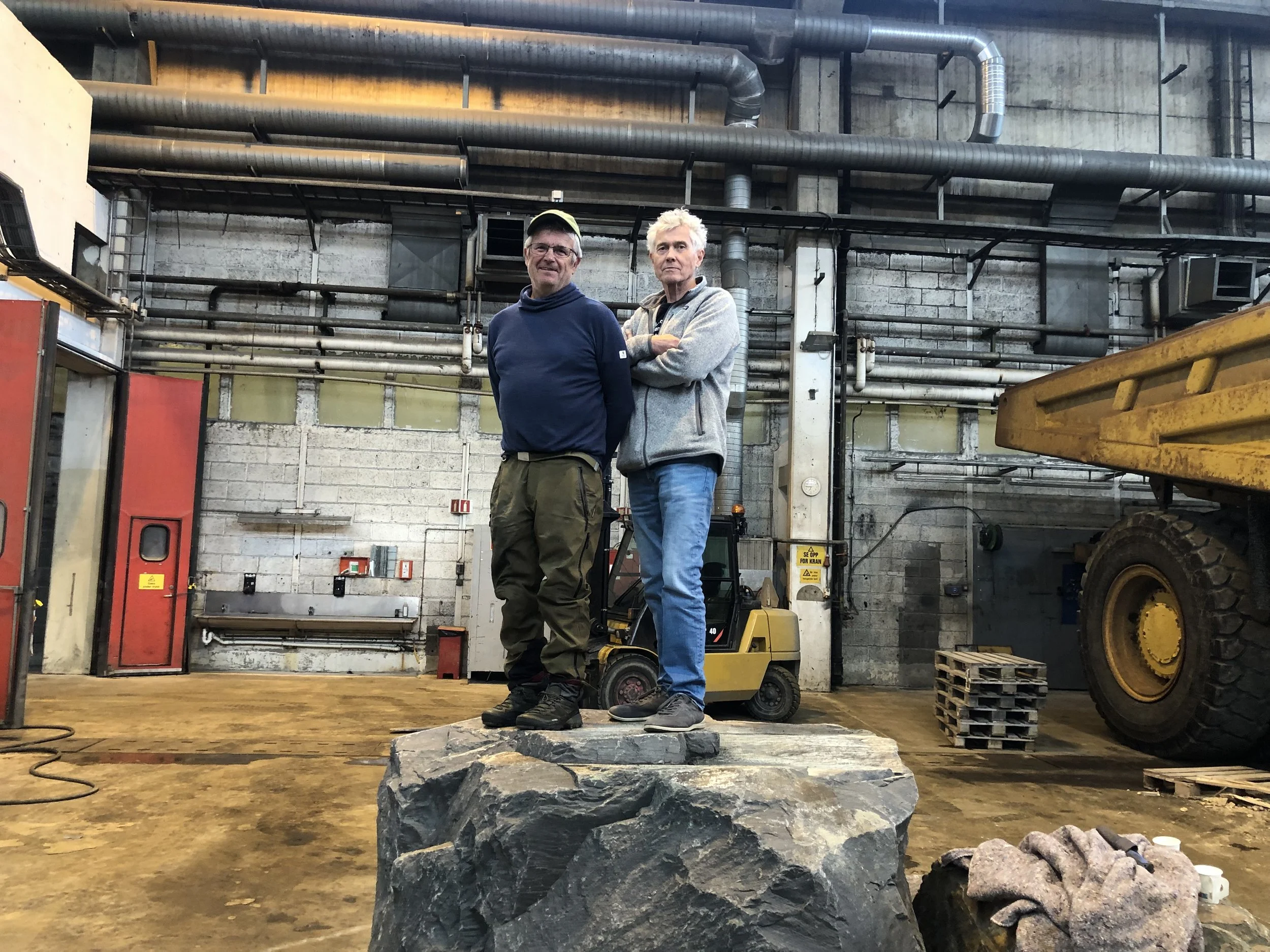 Halle Mikkelborg og Trond Hansen illustrerer figurene til minnesmerket.