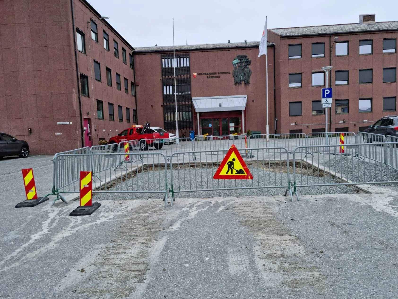 Asfalt og grus fjernet. Et pukklag på plass før forskalingsarbeidet kan starte.