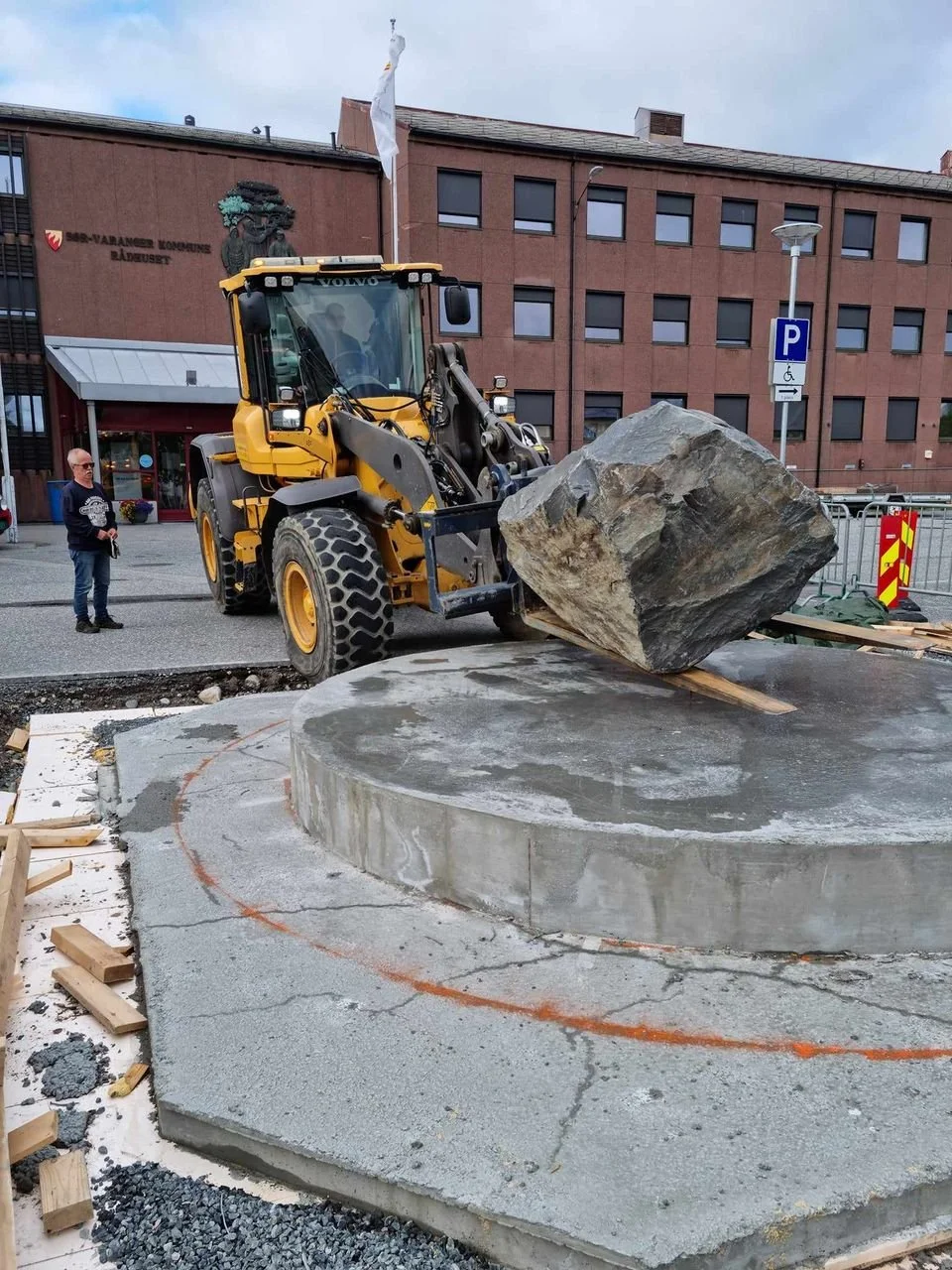 Trond Ihler plasserer den første blokka med stor presisjon. Charles Mortensen passer på.