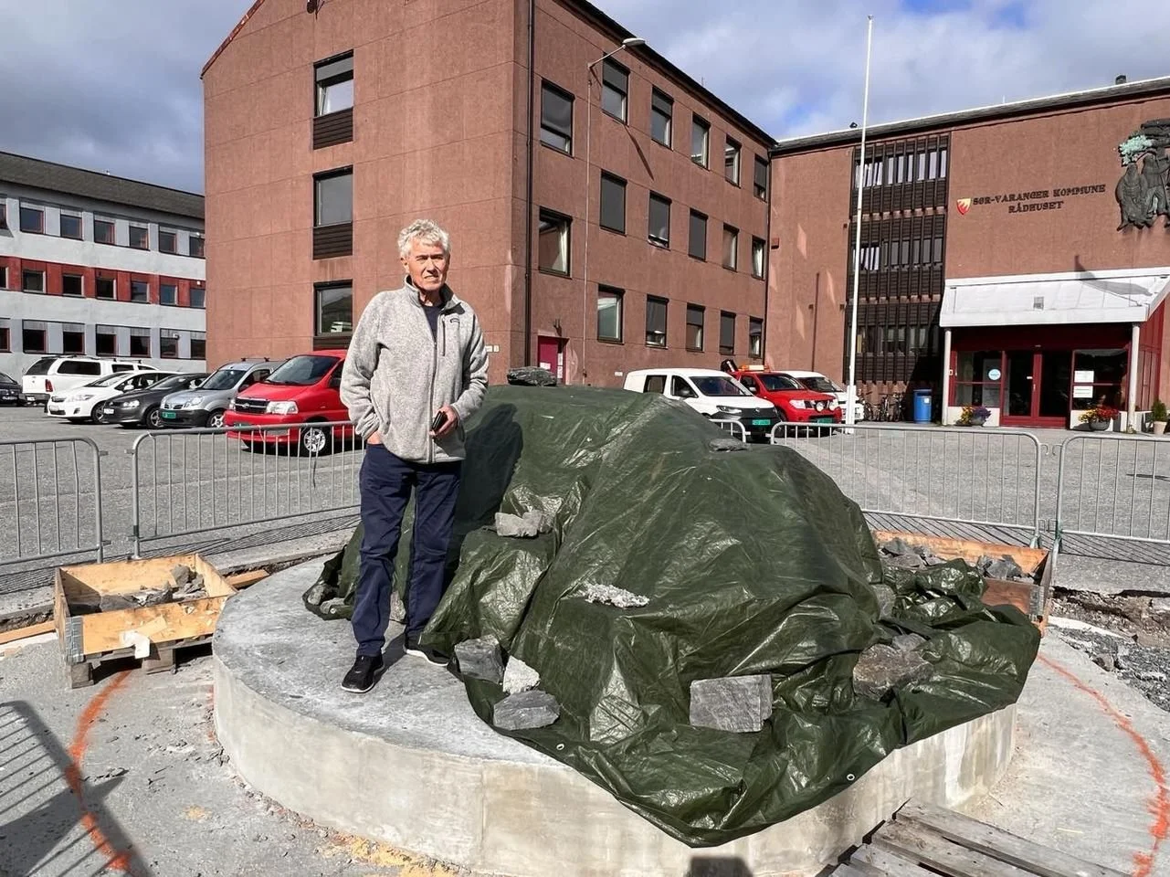 Fundamentet dekket til. Trond Hansen er fornøyd med arbeidet.