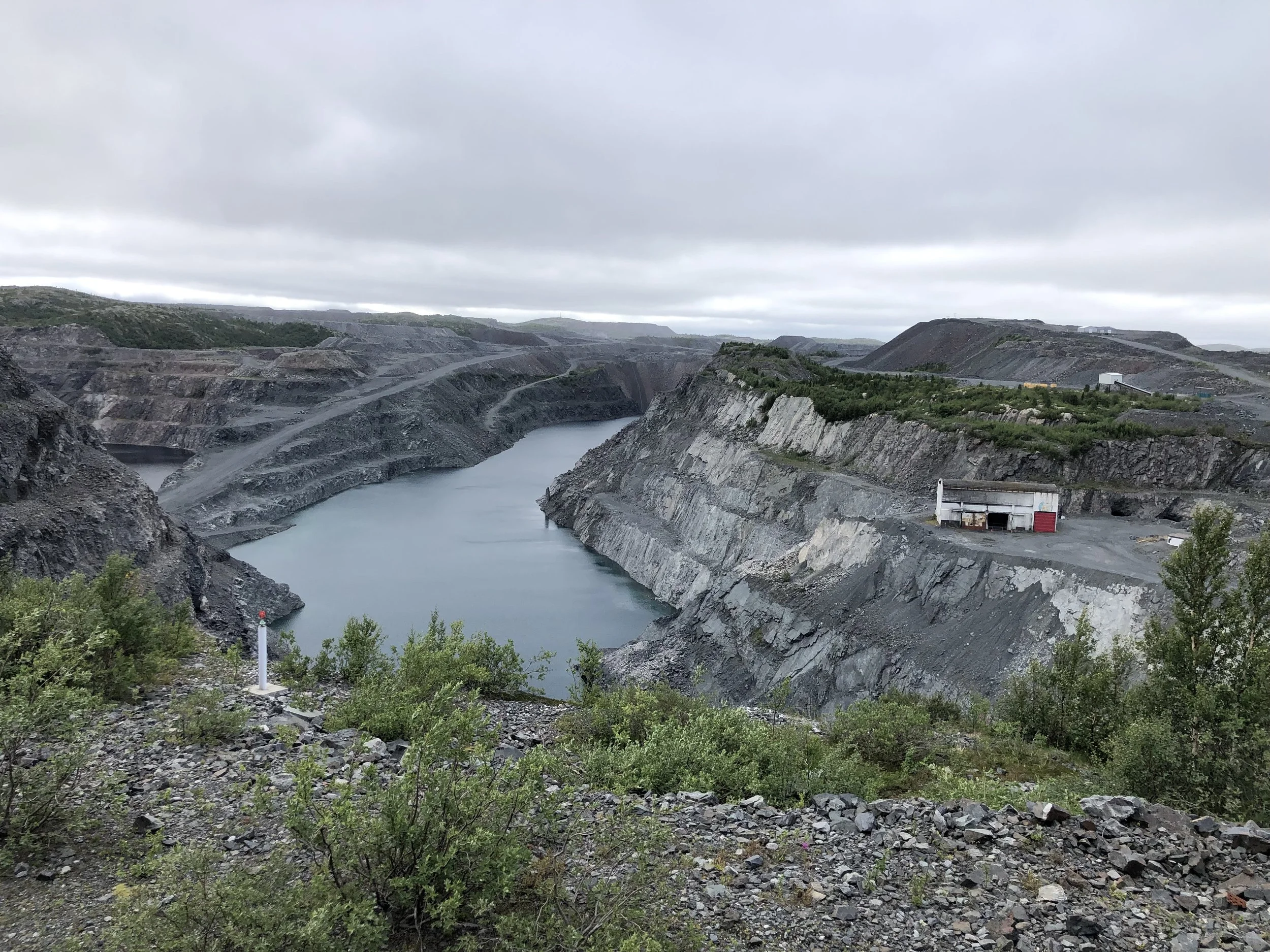 Utsyn til Vestmalmen med grovknuseren til høyre i bildet. Her ser vi også at veggen bak grovknuseren er helt slett - kjøreveien ned til gruva er ikke lenger der. 