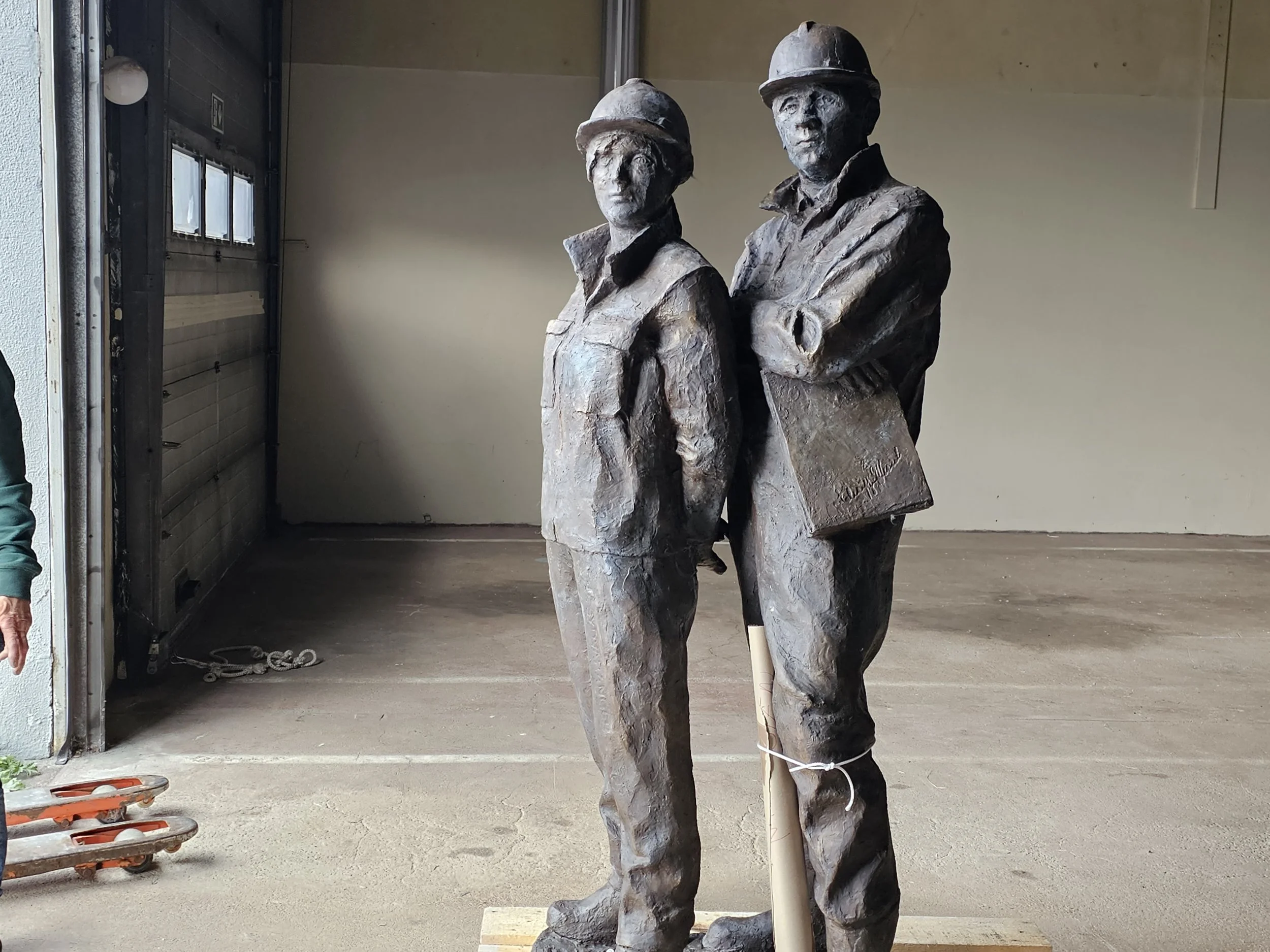 Figurene ankommet Kirkenes og lagret i en av hallene til den gamle brannstasjonen i Kirkenes.