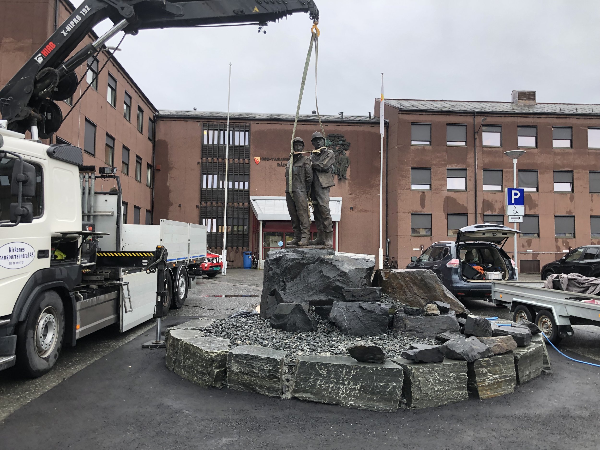 Figurene løftes på plass.