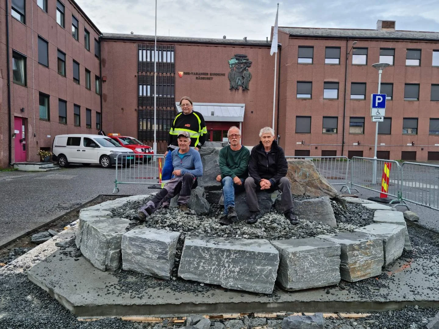 En pause etter dagens arbeid. I bakgrunnen truckfører Jo Andre Jørstad, sittende fra venstre Halle Mikkelborg, Charles Mortensen og Trond Hansen.