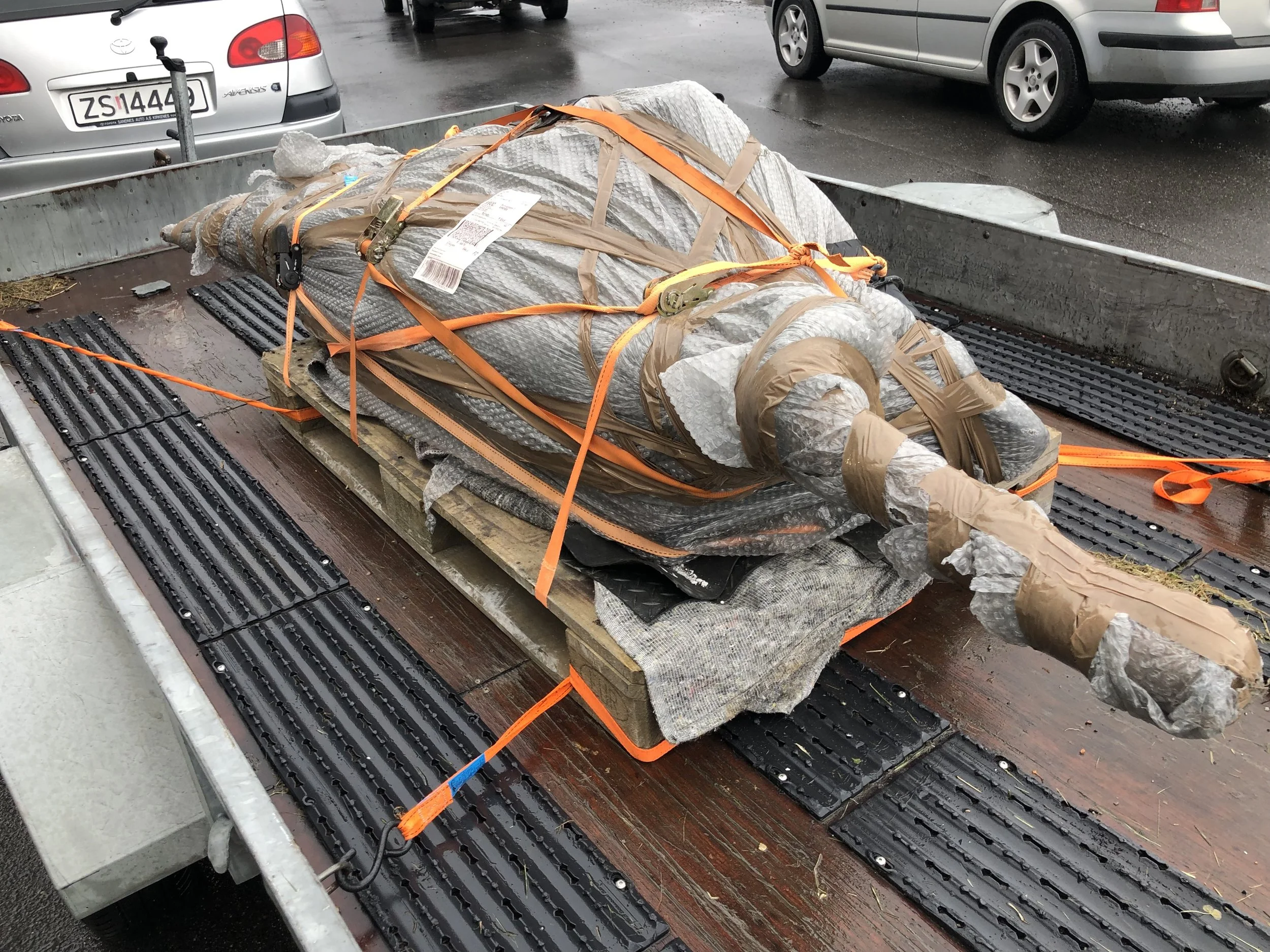 Fanen lastet opp på henger og på vei til lokalene til Sydvaranger i Bjørnevatn.