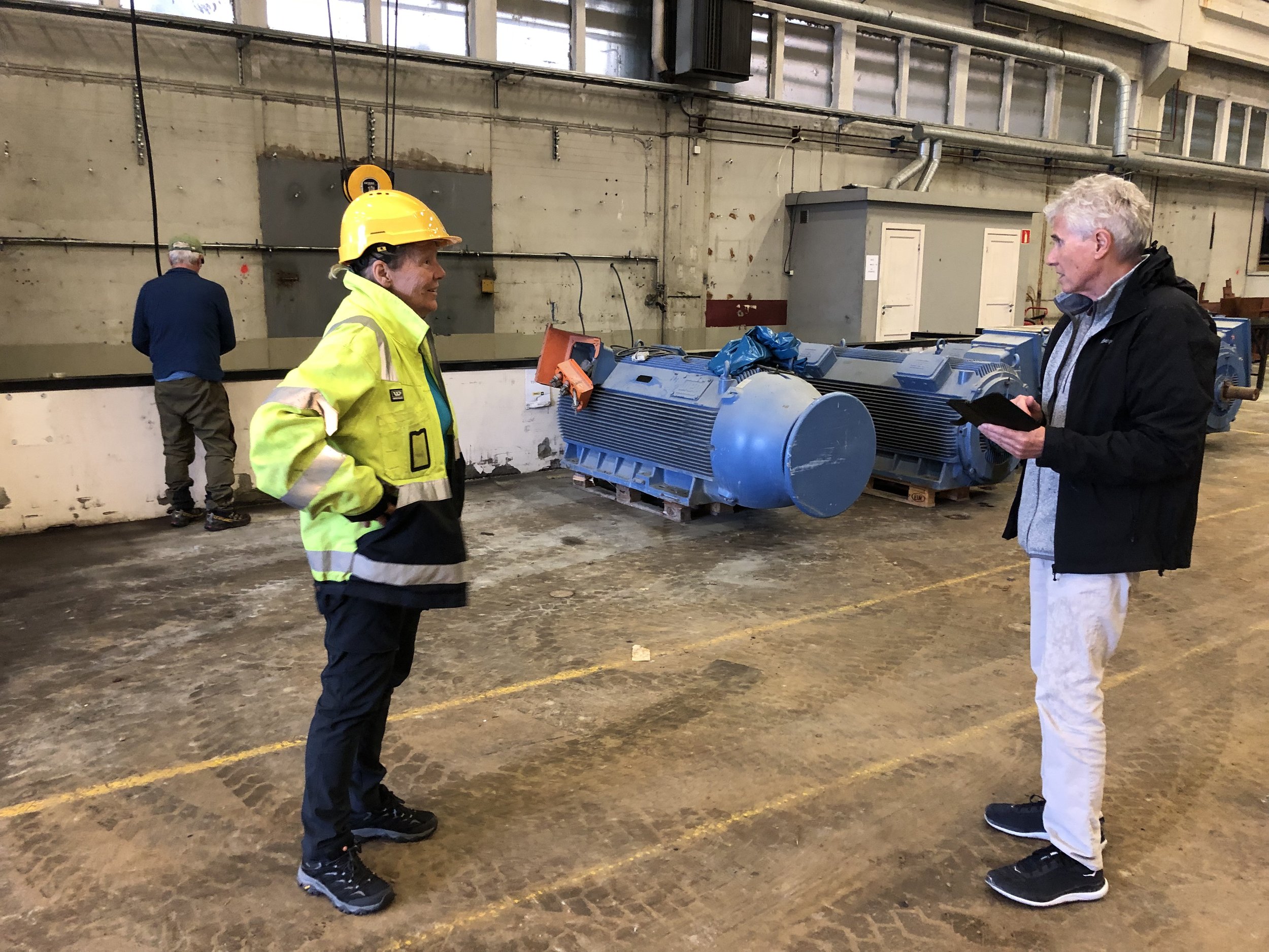 Birthe Marie Løveid og Trond Hansen i hallen i Sydvarangers lokaler i Bjørnevatn. Halle Mikkelborg i bakgrunnen.