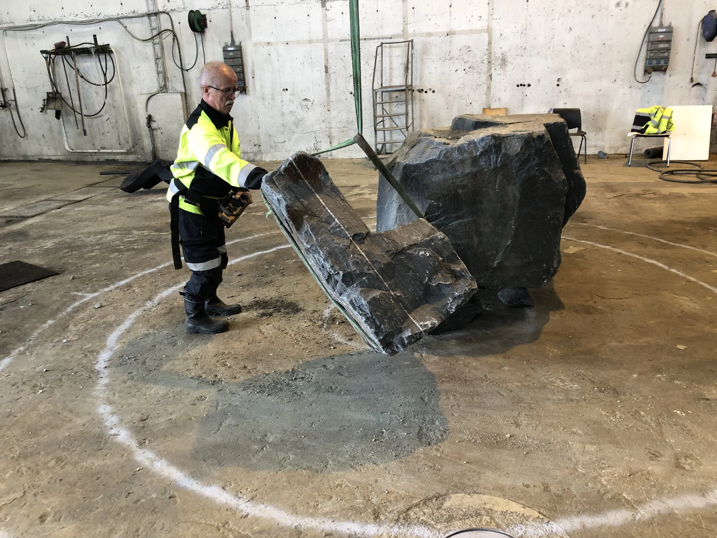 Charles Mortensen justerer en av blokkene på plass.