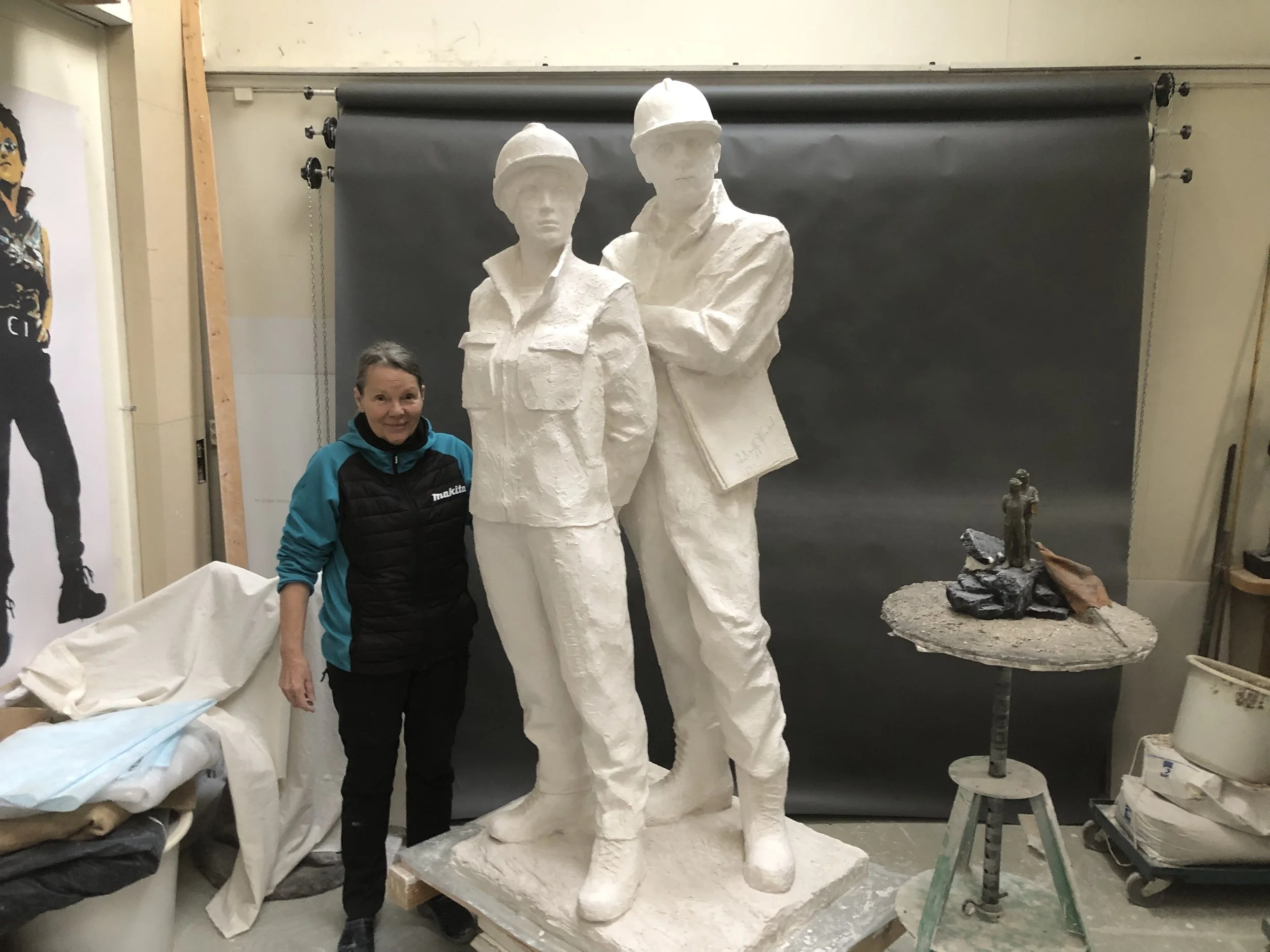 Birthe Marie Løveid med gipsfigurene