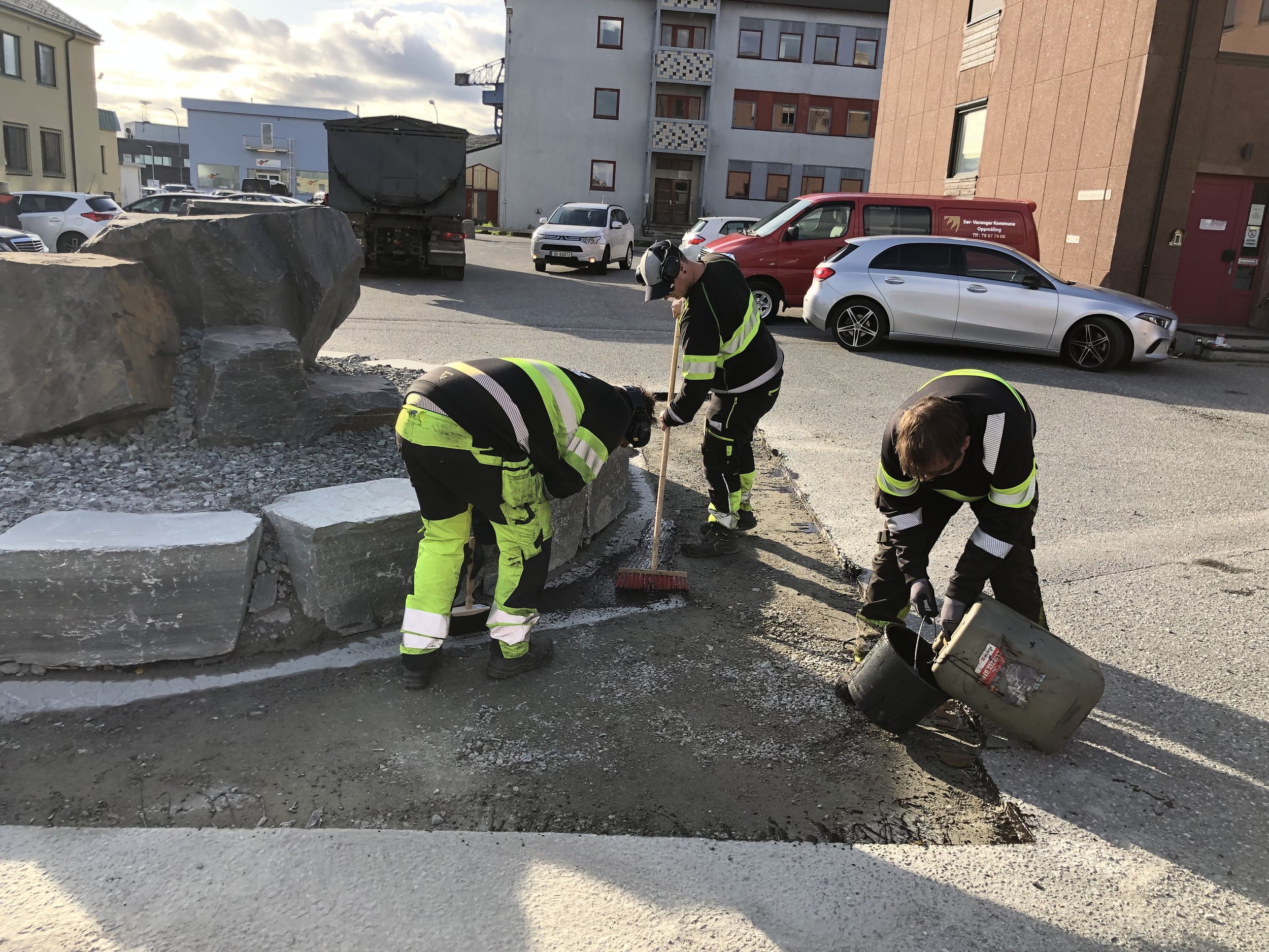 Klargjøring før asfaltering rundt fundamentet. Asfalten ble lagt av Bjørnevatn Maskin. Robin Eriksen,  John Arne Persen og Christopher Ihler i arbeid. 