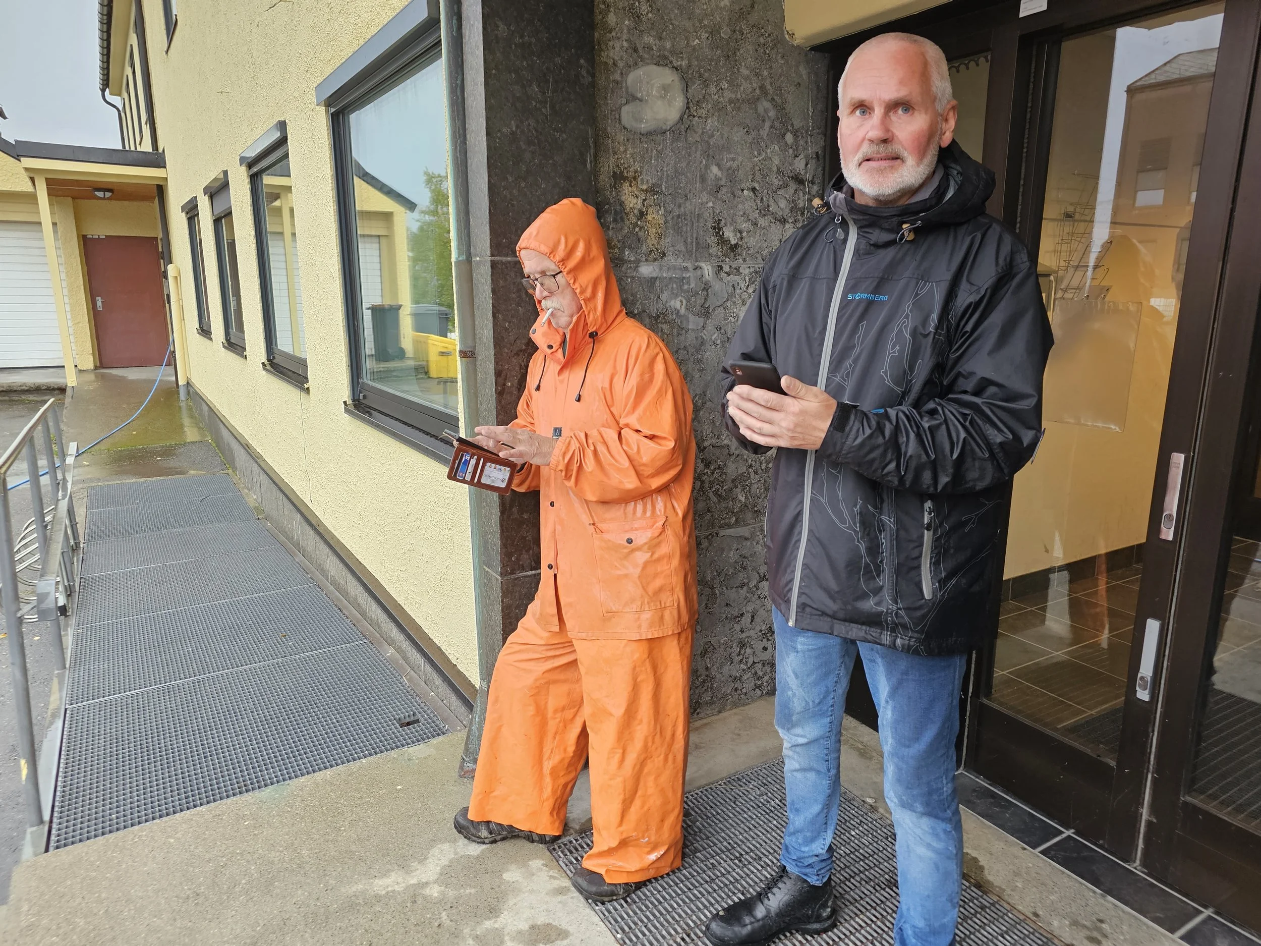 Charles Mortensen og Stein Larsen tar en kort pause i regnværet. 