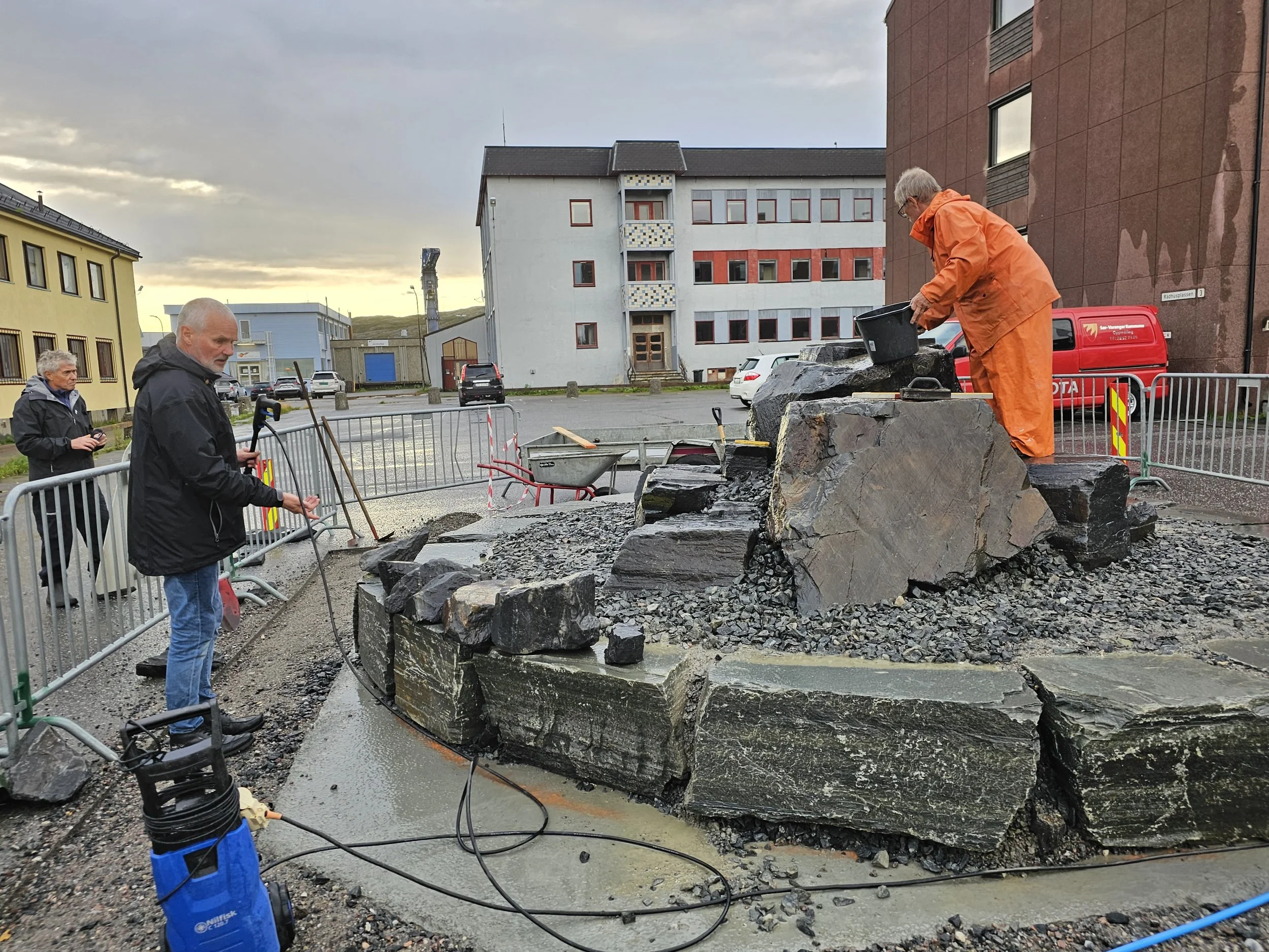I arbeid ved fundamentet. Stein Larsen og Charles Mortensen på fundamentet. Trond Hansen i bakgrunnen.