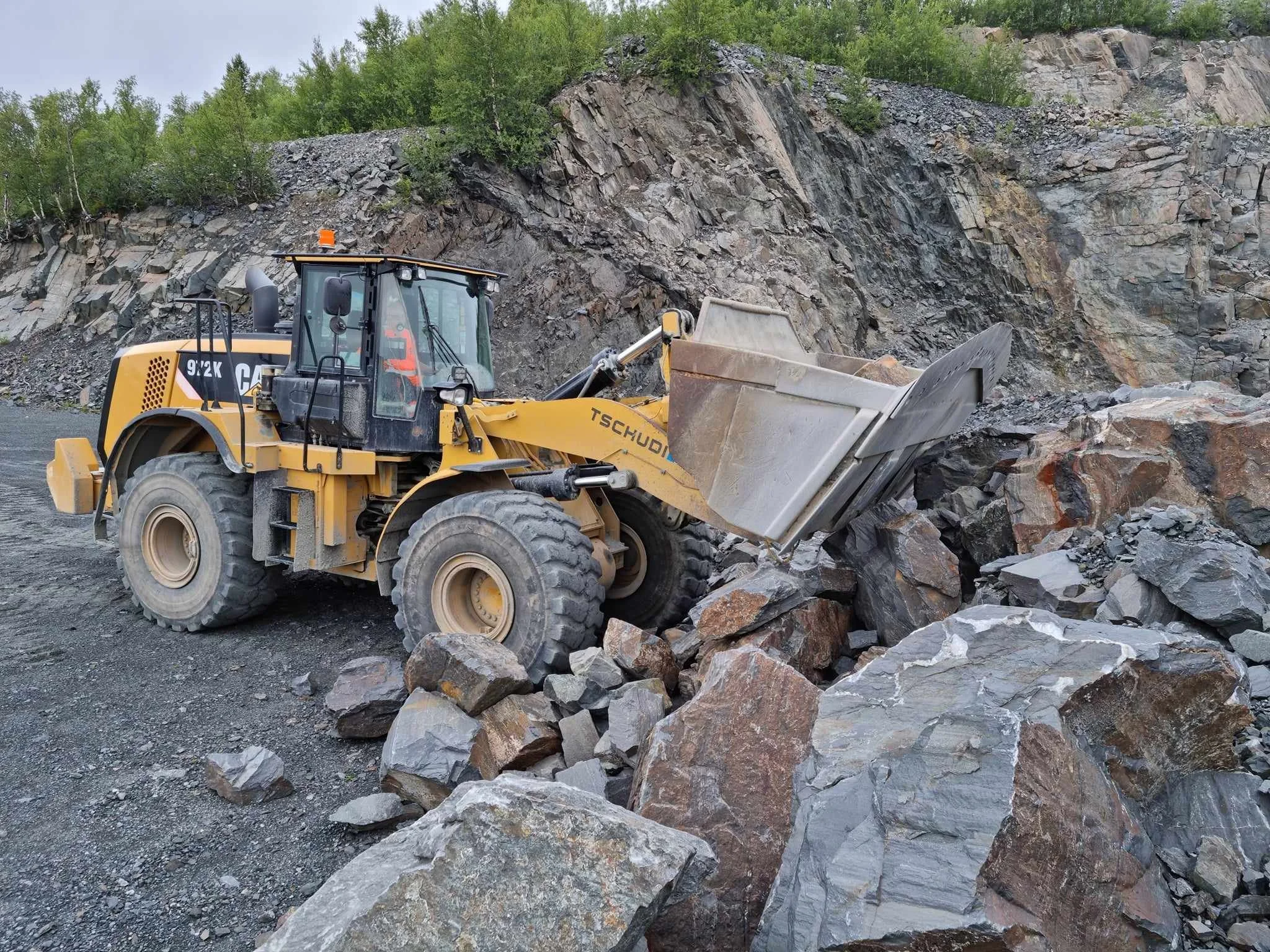 Trond Ihler i gang med å grave frem blokker som skal bruke til å konstruere fundamentet til minnesmerket.