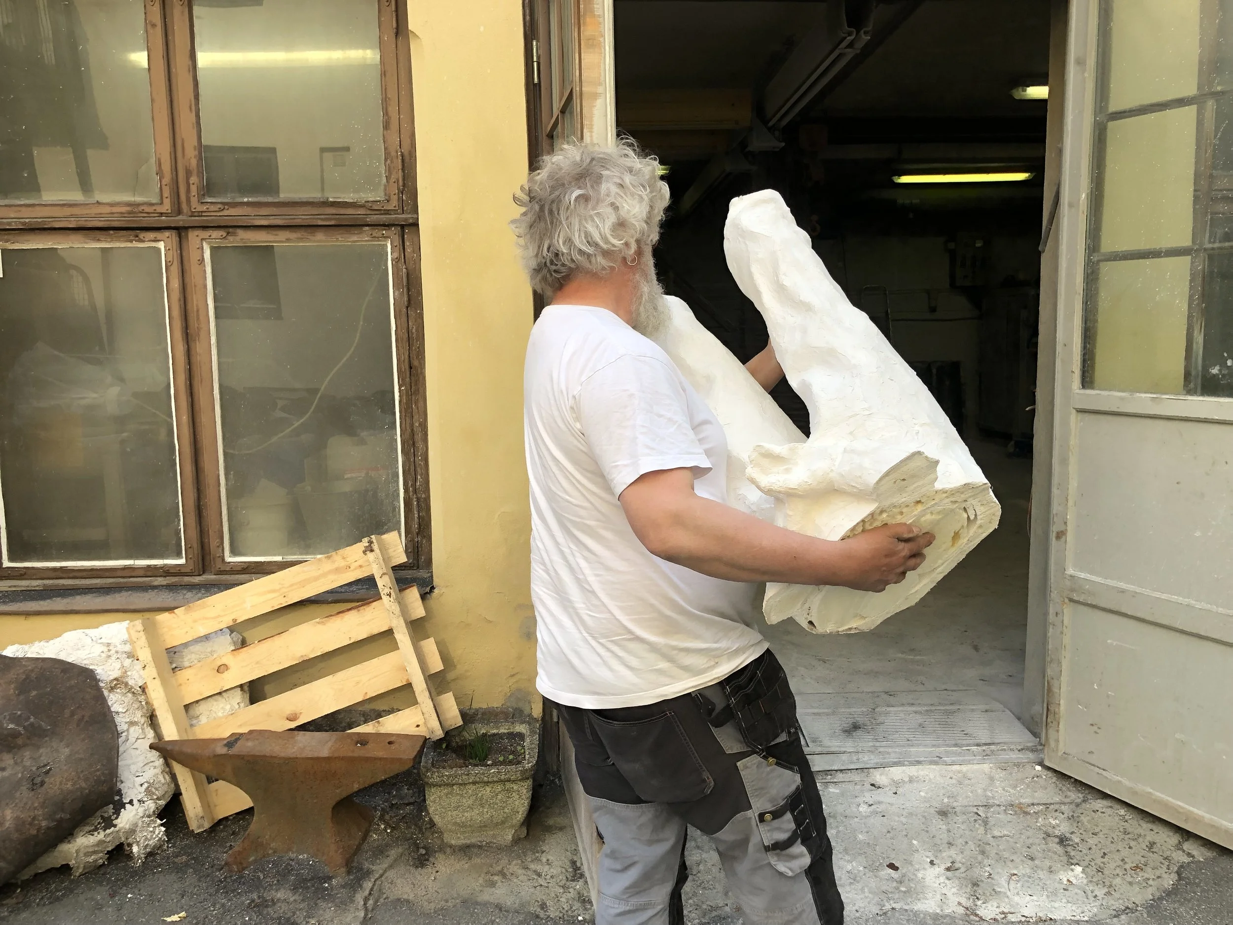 Bjørn-Thore Hansen bærer delene inn i produksjonslokalet til Kristiania Kunst- og Metalstøberi i Oslo