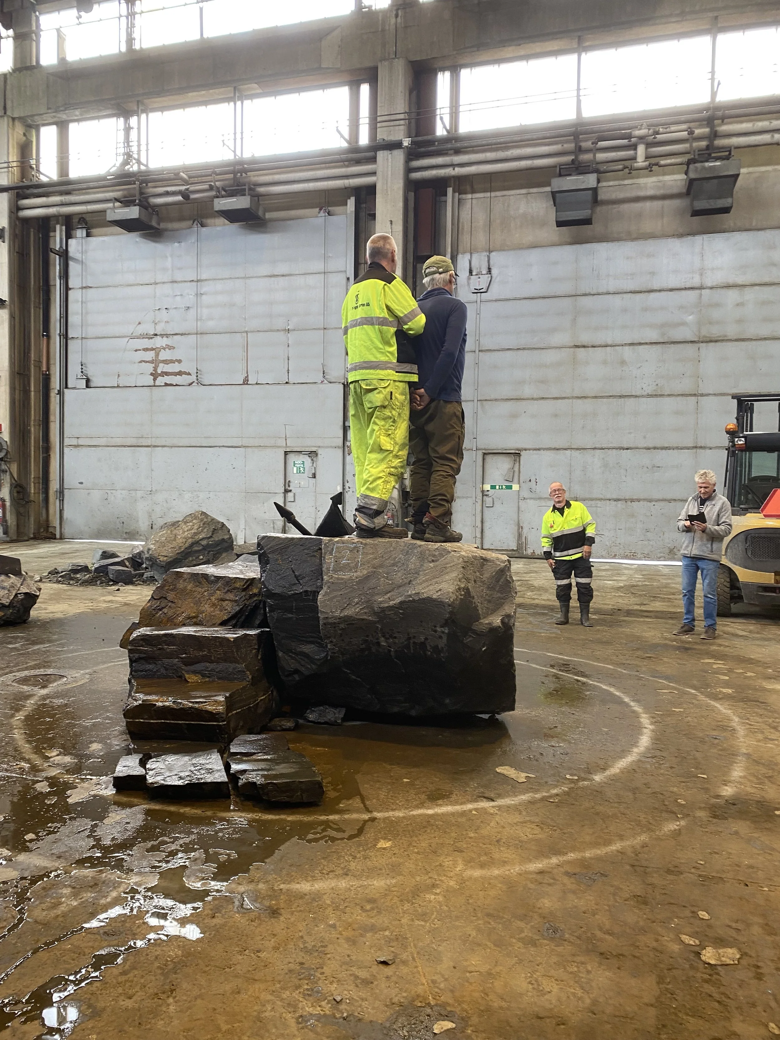 Her er fundamentet sett bakfra. Stein Larsen og Halle Mikkelbort på fundamentet. I bakgrunnen Charles Mortensen og Trond Hansen.